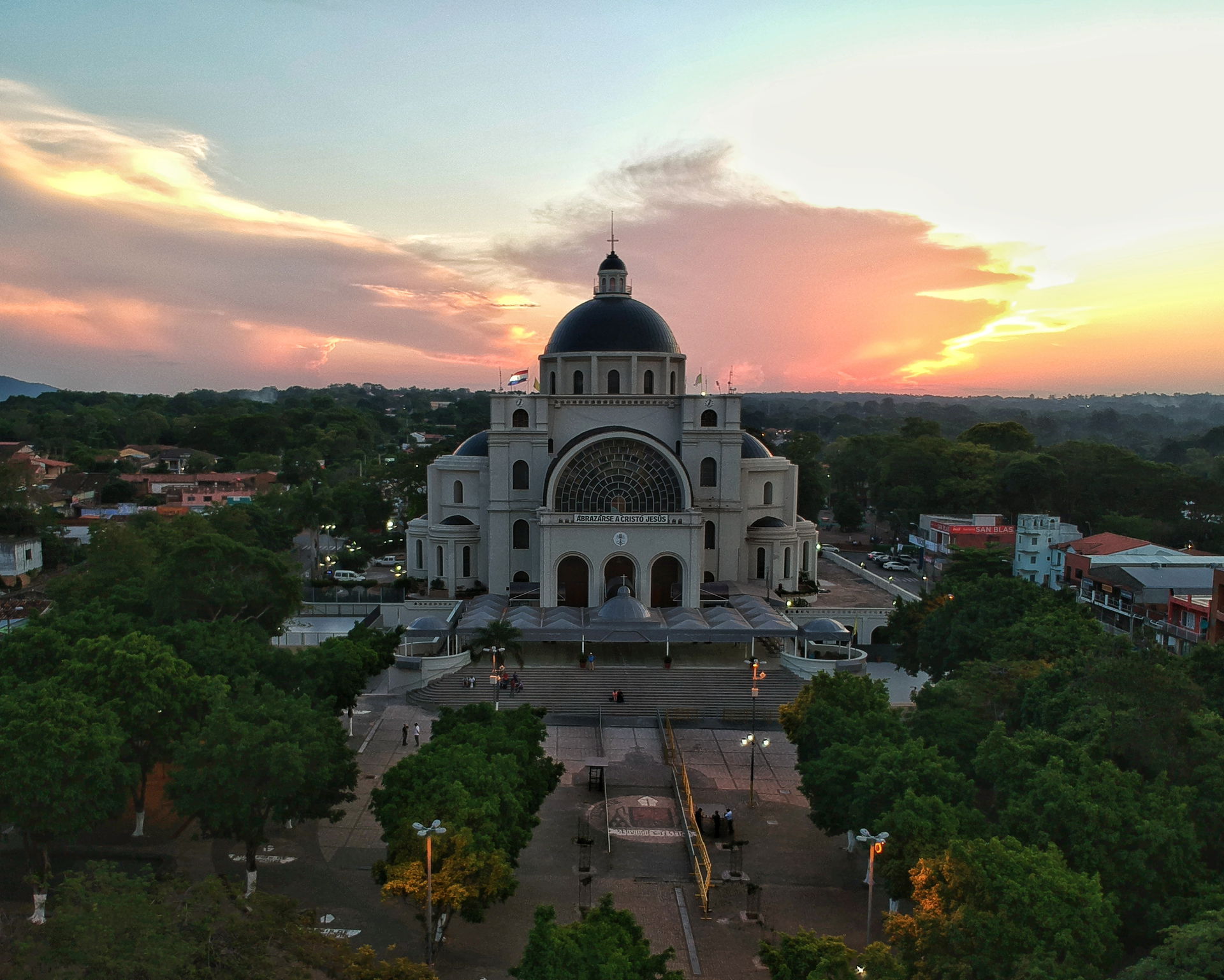 Toma aérea de la basílica de Caacupé en Paraguay