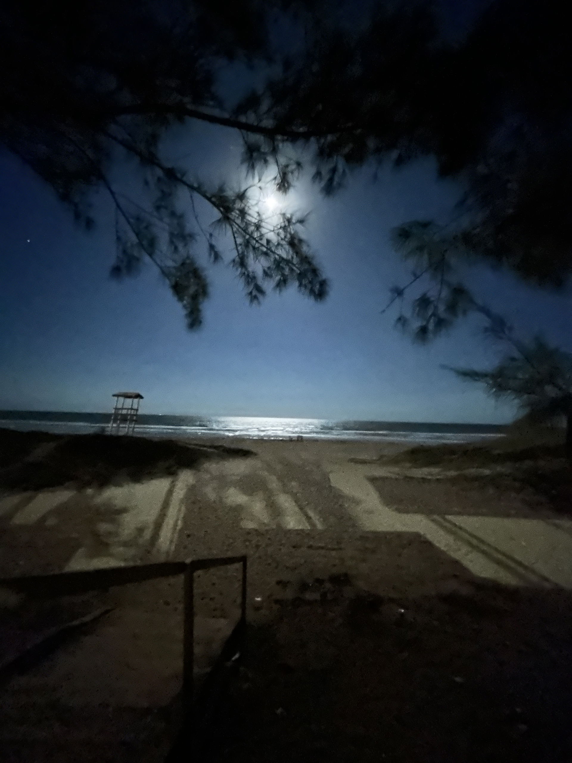 Lua cheia refletindo no mar de São Francisco de Itabapoana