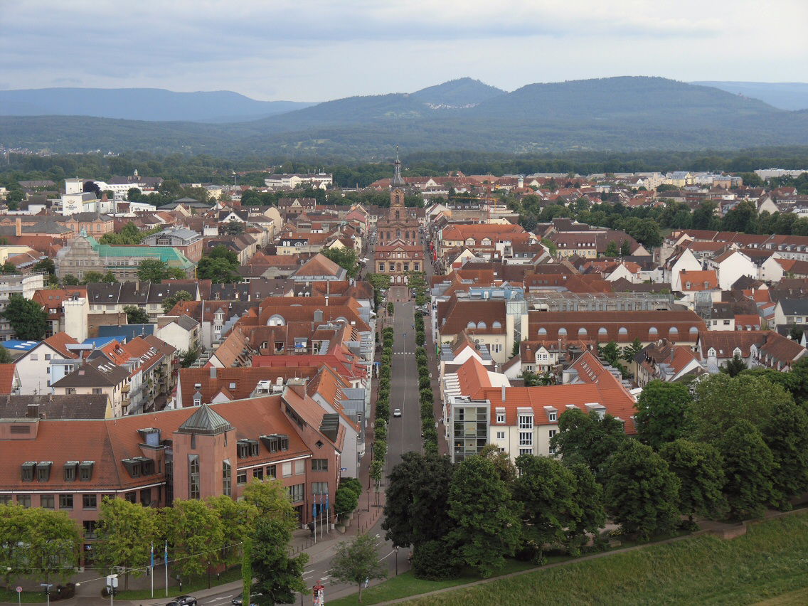 Überblick über Rastatt entlang der Kaiserstraße in Richtung Süd…