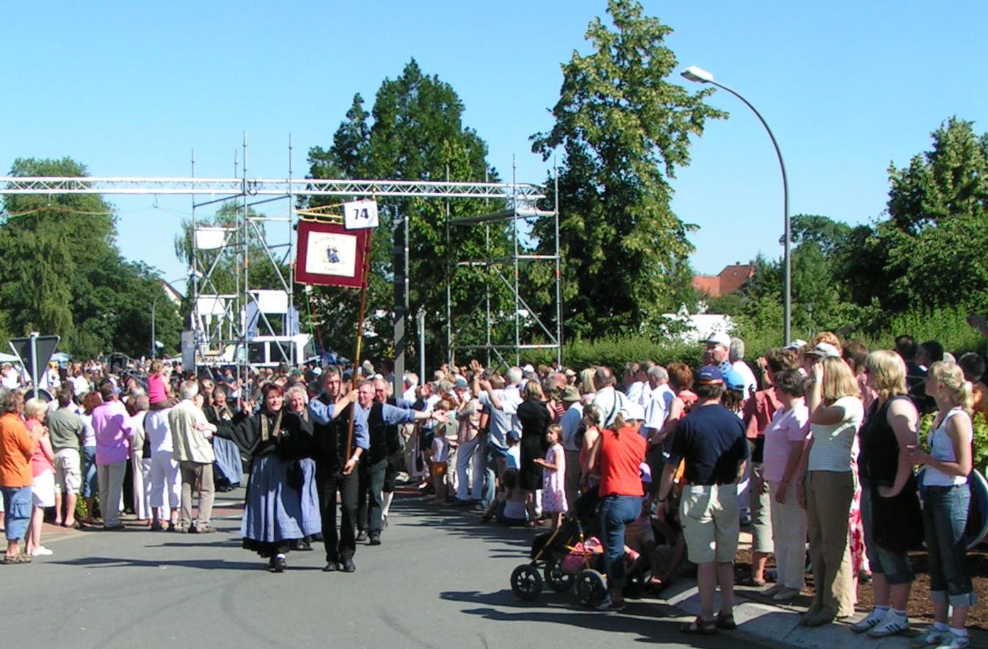 Tag der Niedersachsen: Trachtenumzug in Melle