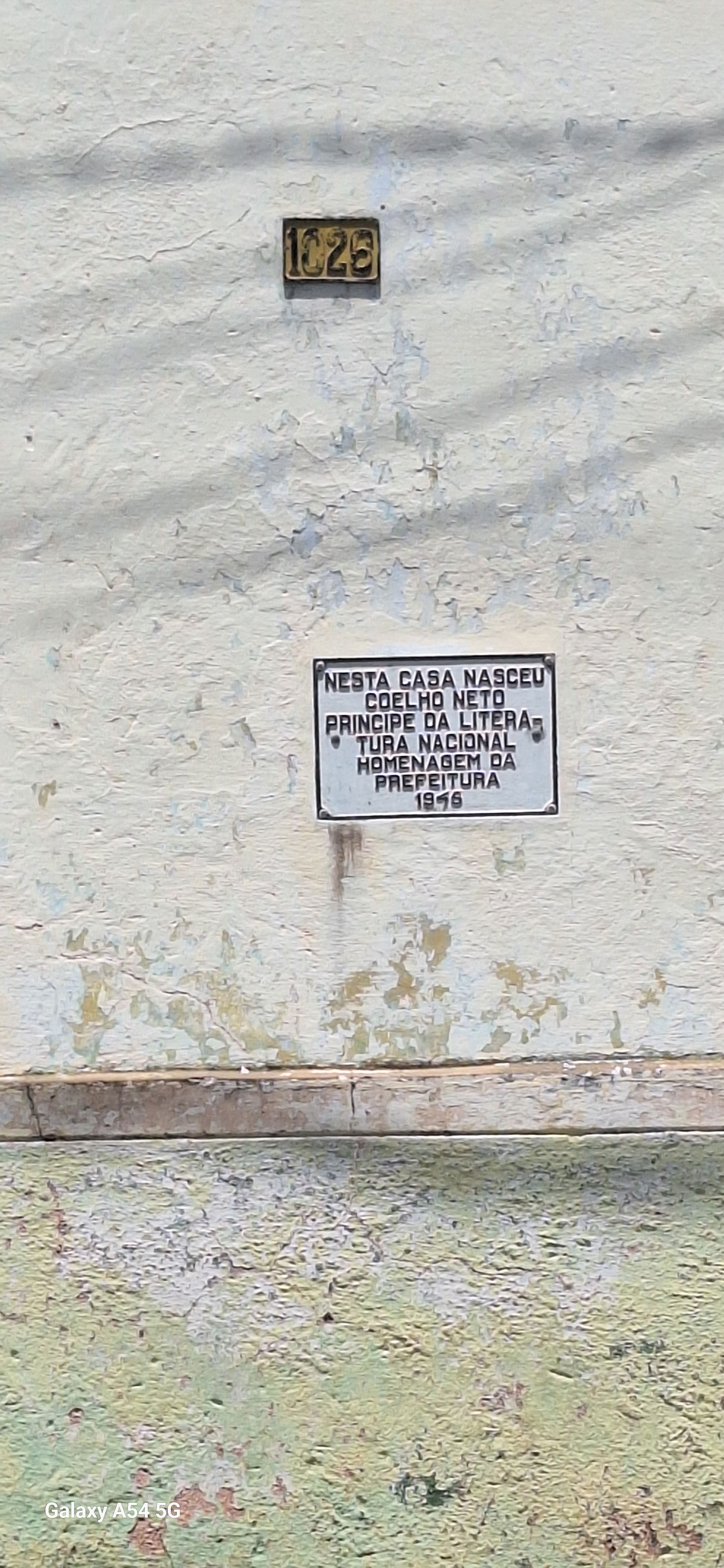 Placa indicativa na casa onde nasceu o poeta Coelho Neto, em Ca…