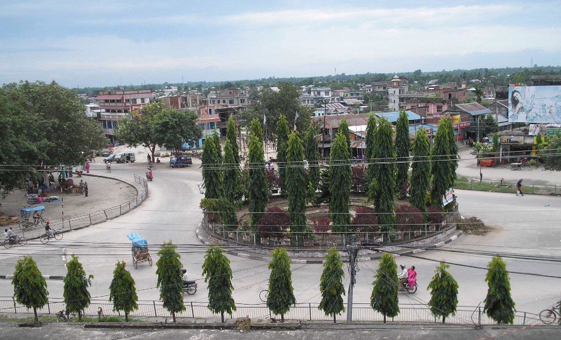 Photo showing the central street of Damak.