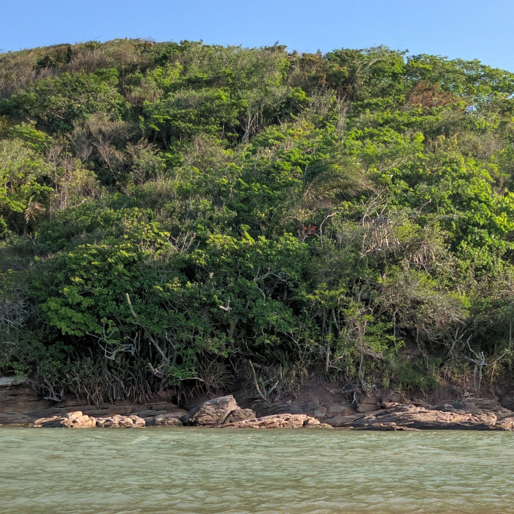 Vista do morro próximo a foz do Rio das Ostras durante a maré a…