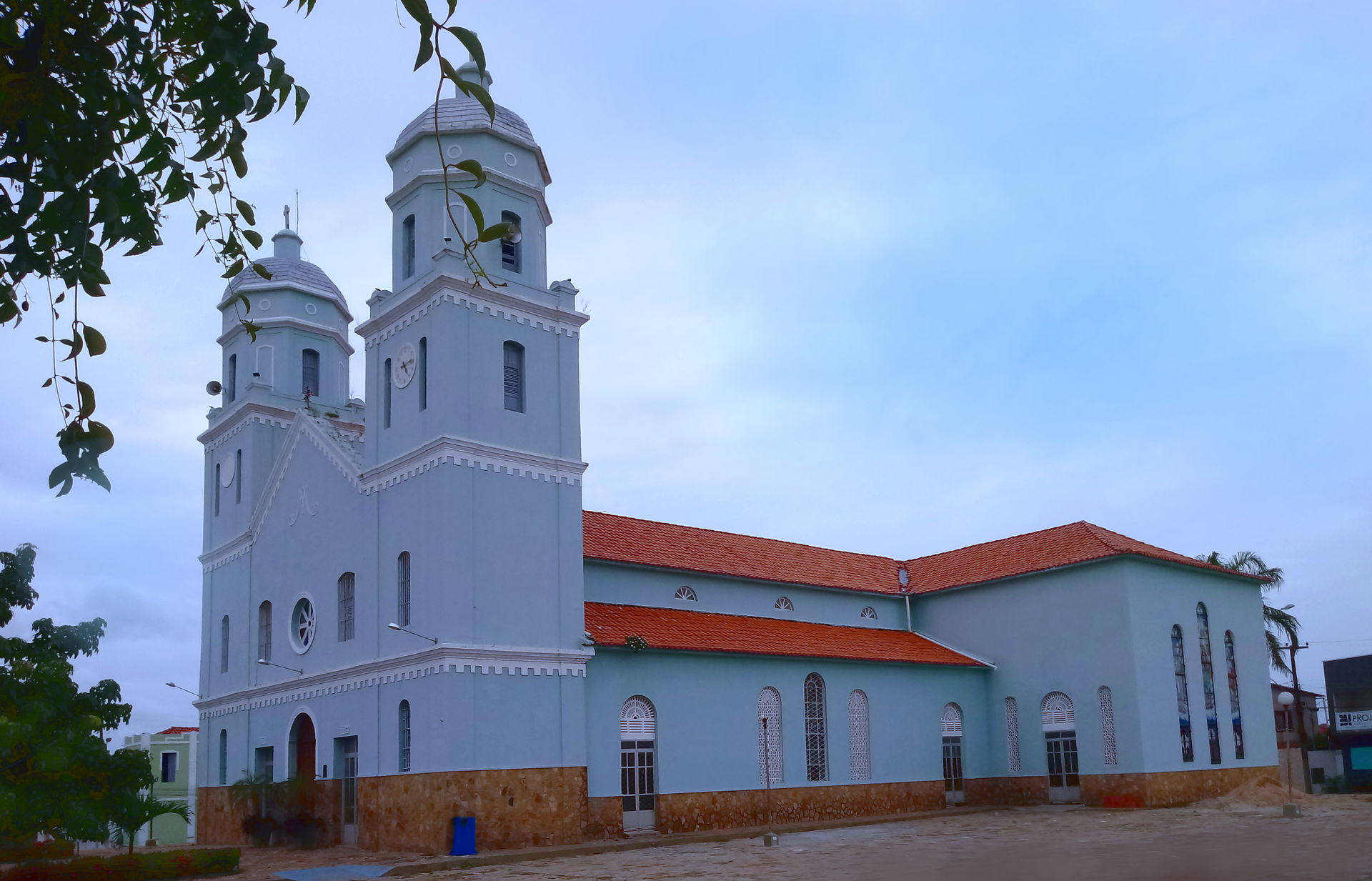 Vista externa lateral da Igreja Matriz de União, no Piauí.