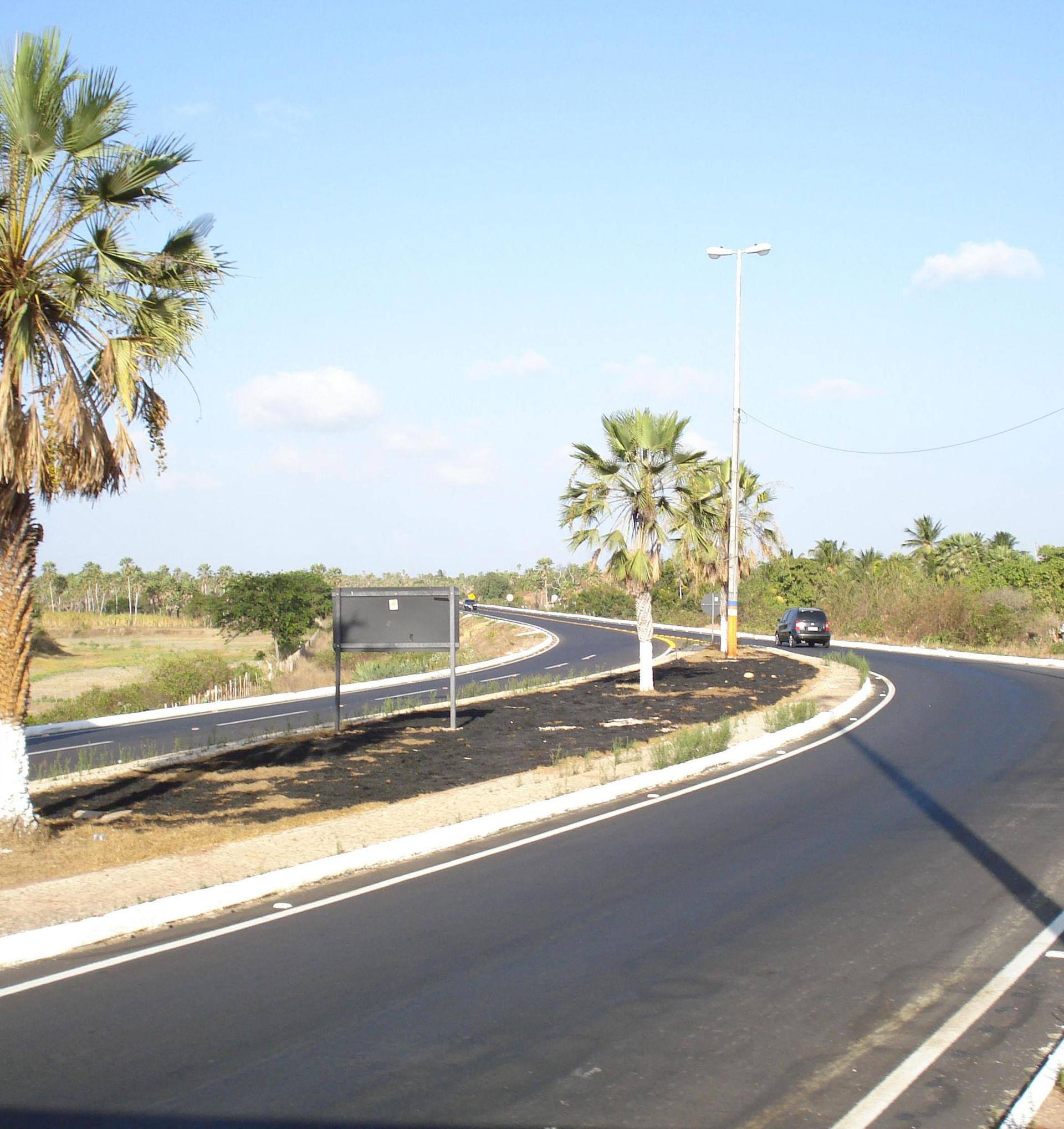Rodovia CE-085 próximo à sede do município de São Gonçalo do Am…