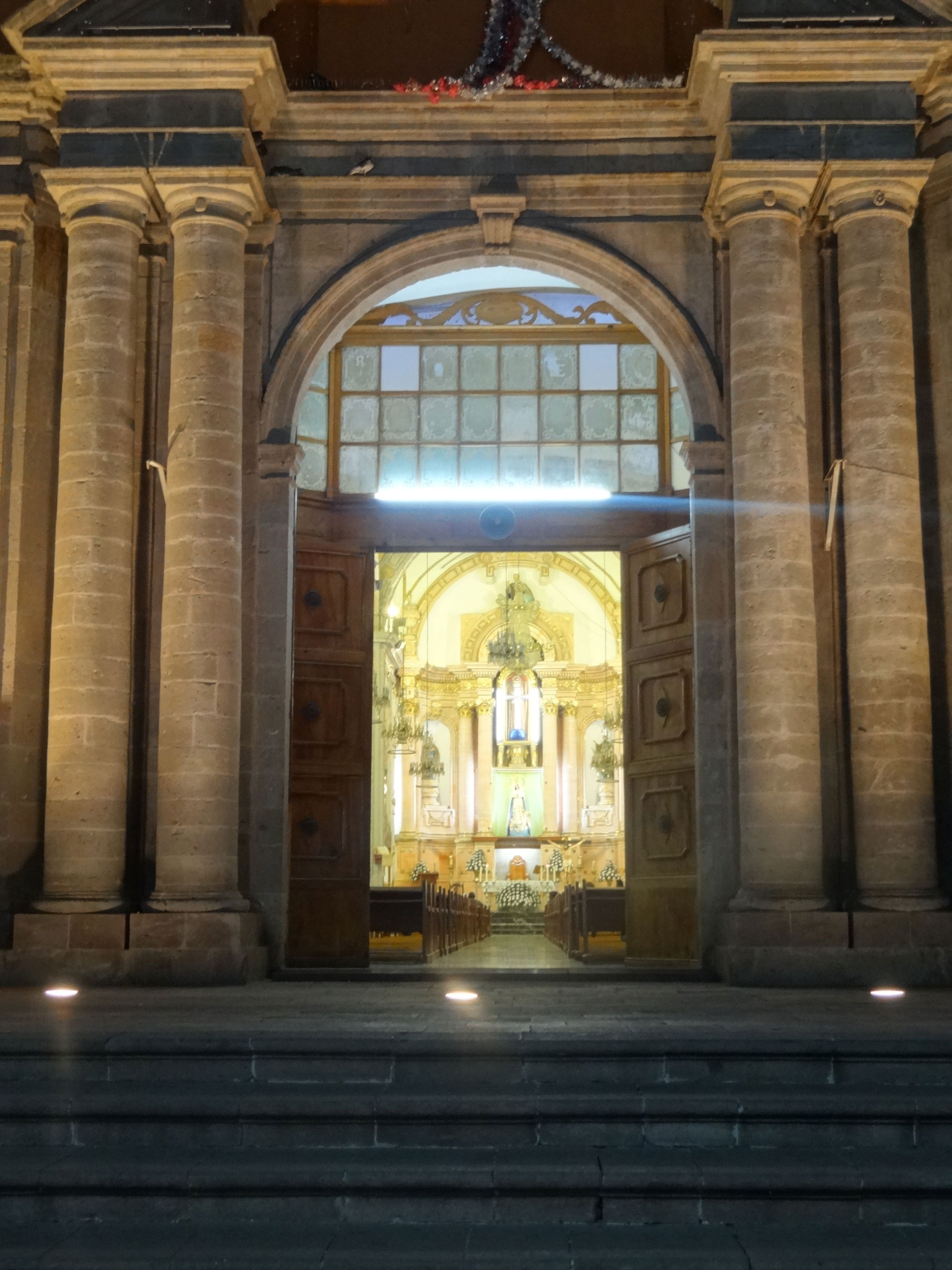 Puerta principal de la parroquia de Santa Cruz de Juventino Ros…