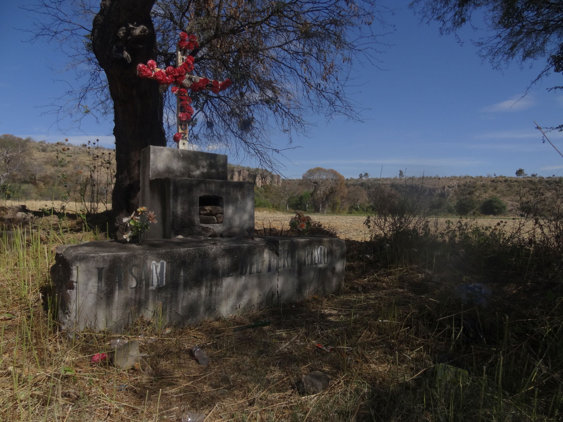 Representación de la Santa Cruz en la entrada a una comunidad.