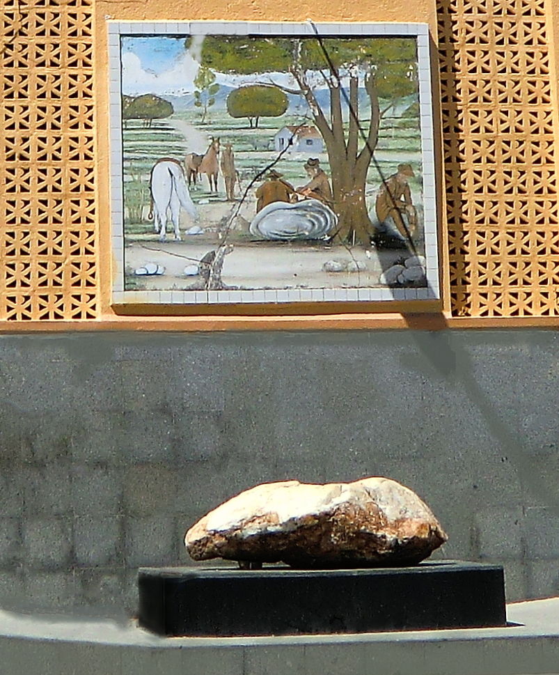 Pedra branca, que deu nome à cidade.