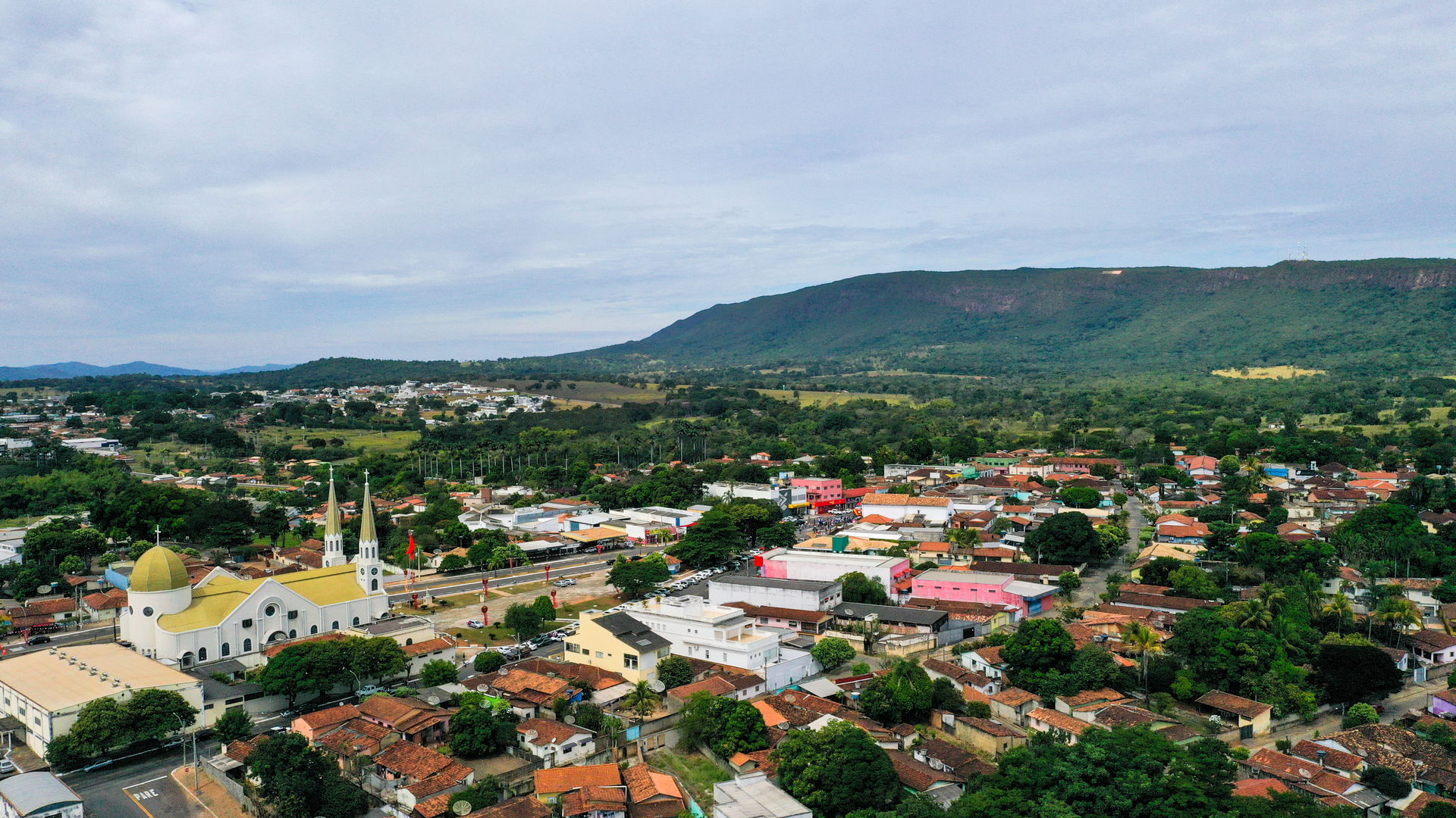 Vista aérea do centro do município de Jaraguá e da Serra de Jar…