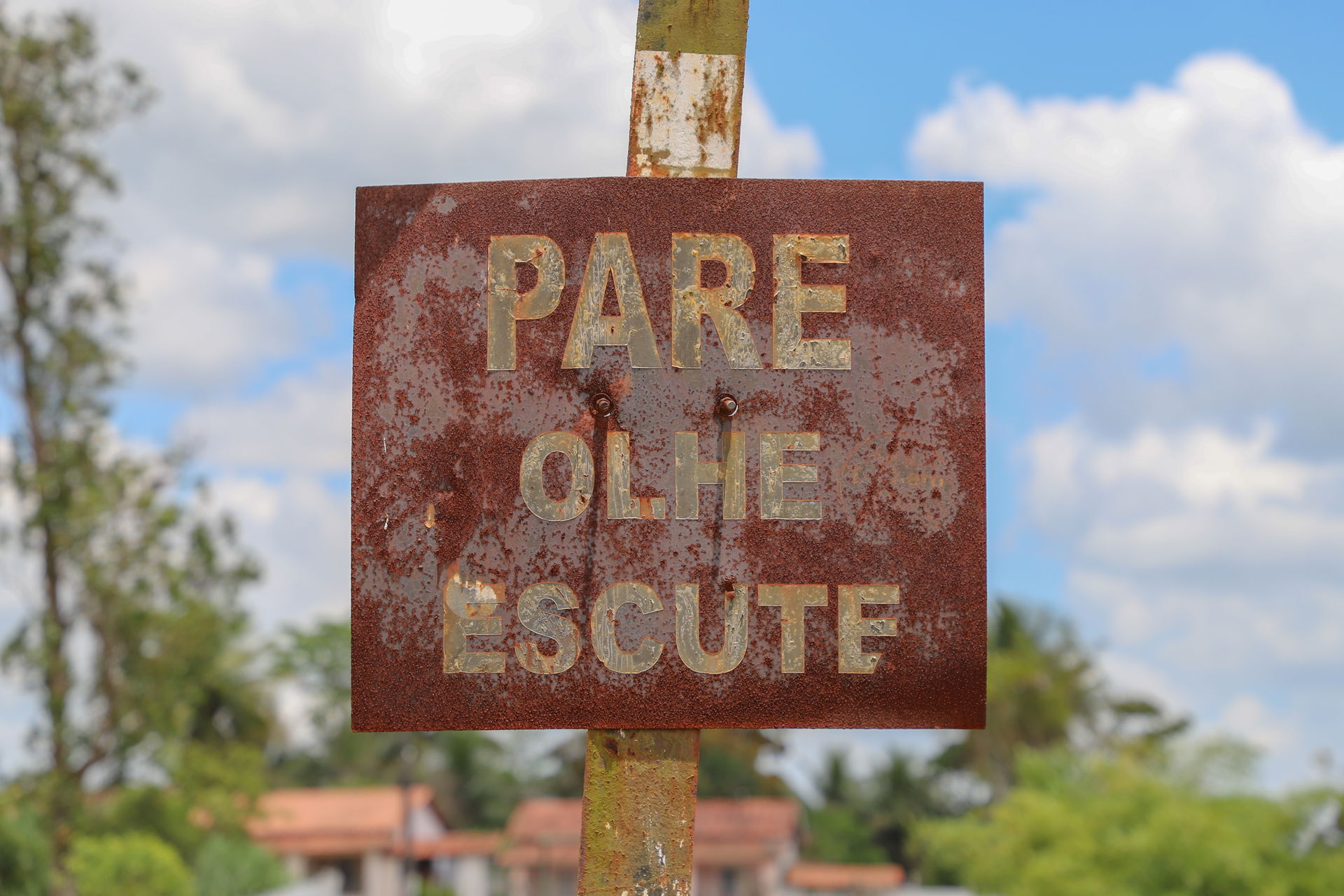 Railroad crossing sign, São Sebastião do Passé, Bahia, Brazil.