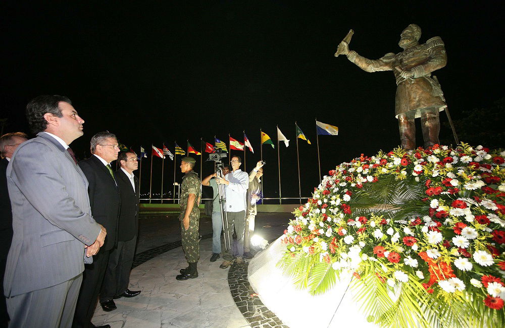 O governador Aécio Neves foi agraciado com a Medalha do Mérito …