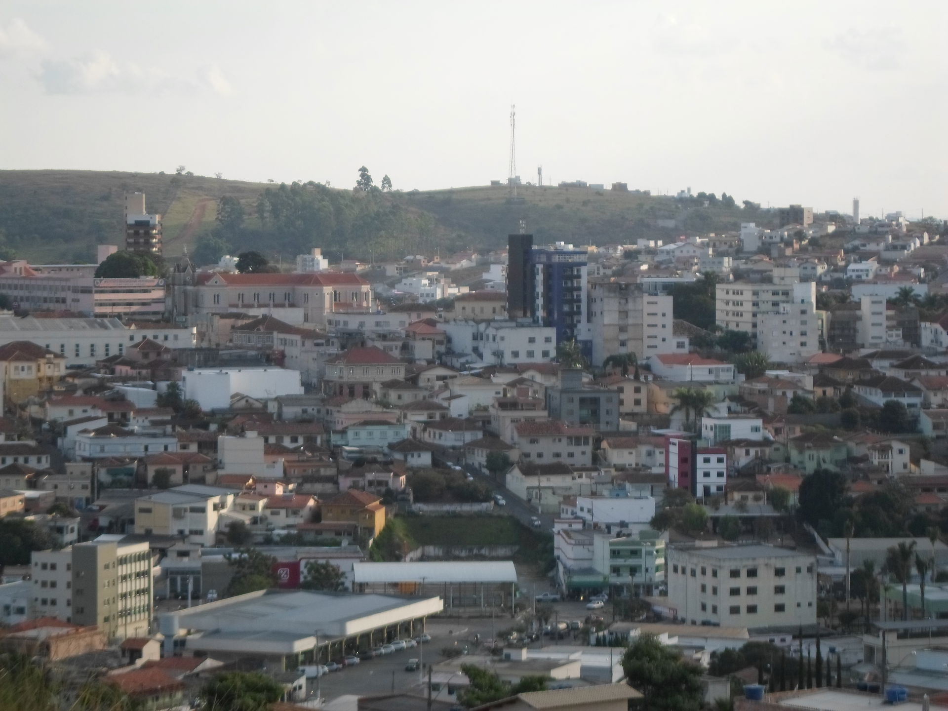 Centro de Oliveira Minas Gerais ao entardecer