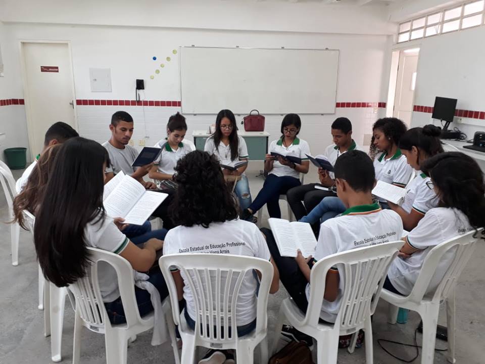 Alunos participando de leitura pelo projeto Círculos de Leitura…