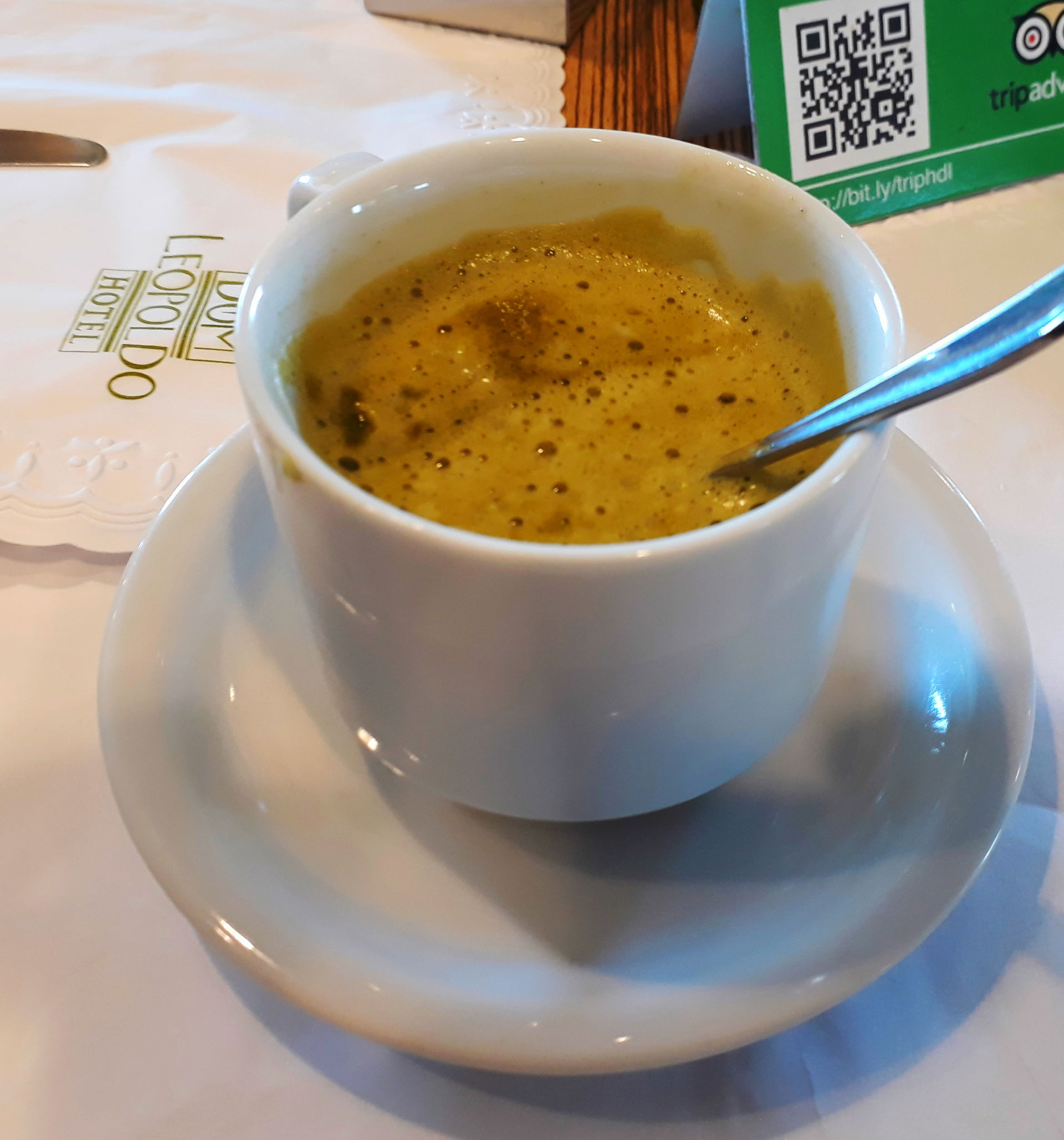 Xícara de café com erva-mate em um estabelecimento comercial de…