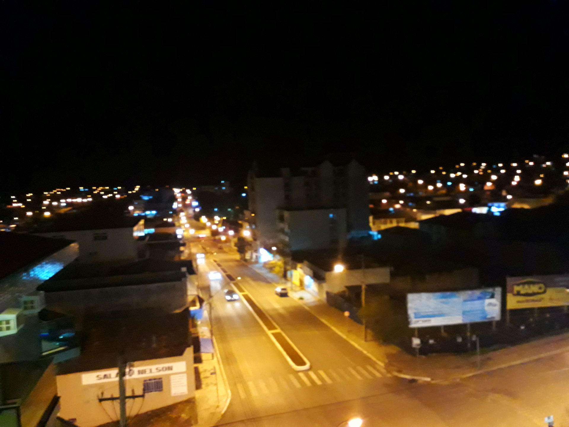 Vista noturna do centro da cidade de São Mateus do Sul, no Para…