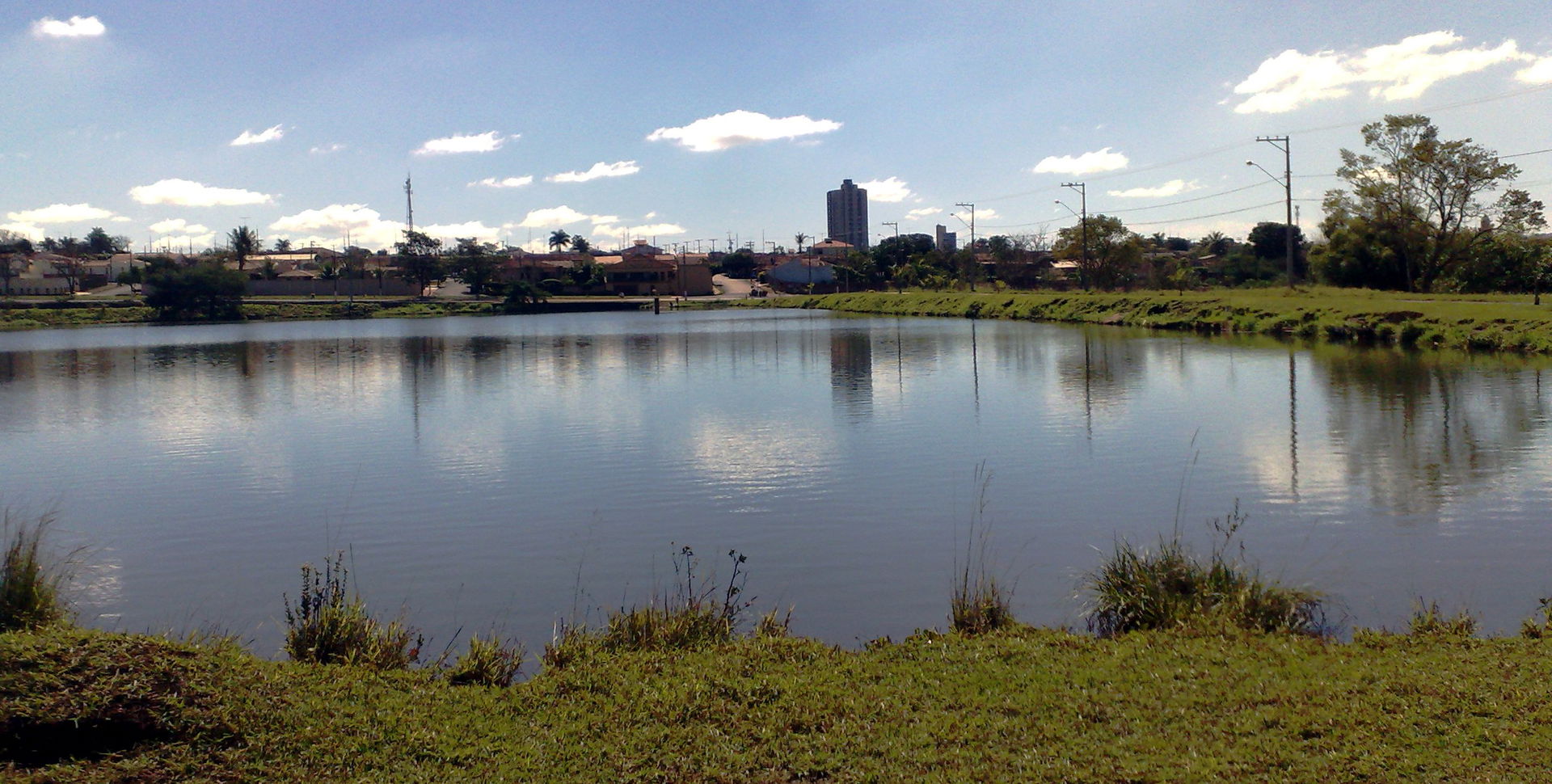 Looking at Ituverava lake. Ituverava/SP/Brazil