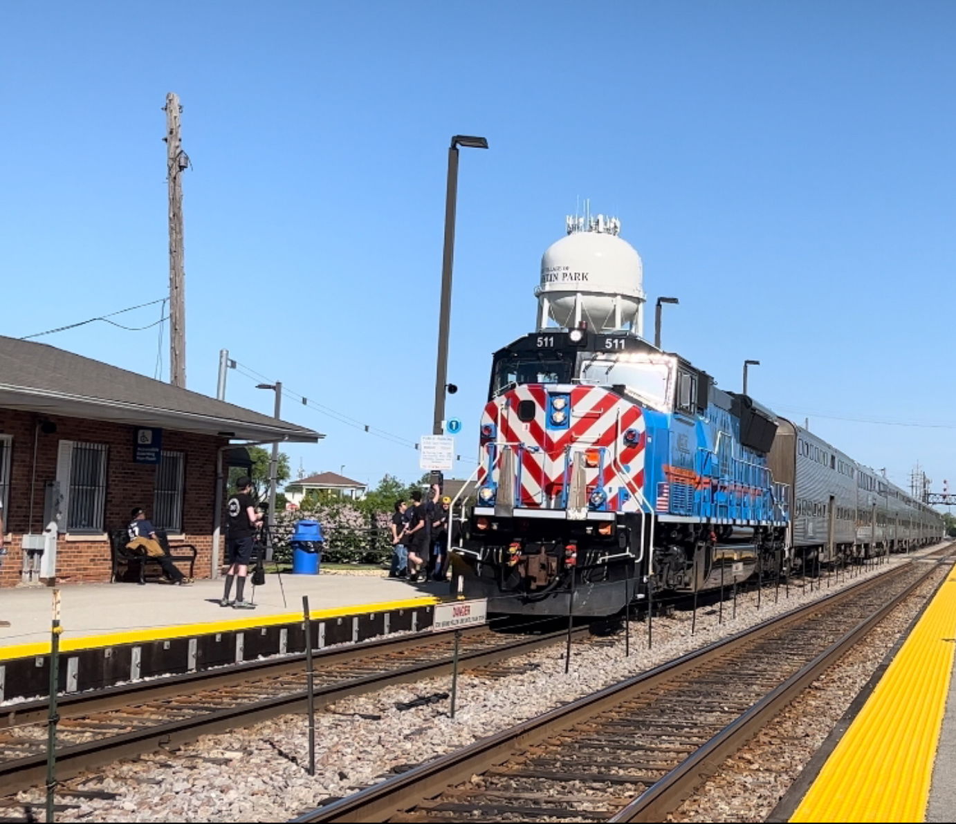 Metra 511, an SD70MACH leads a commuter train at Franklin Park,…