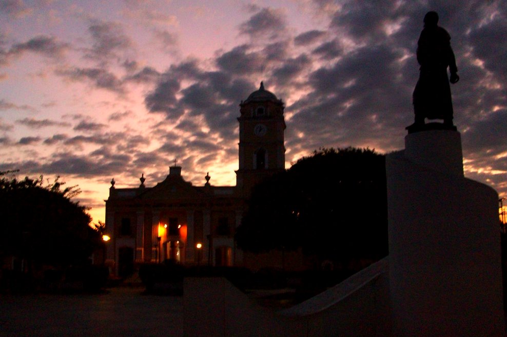 Amanecer en la Plaza Bolívar del Municipio Tinaco del Estado Co…
