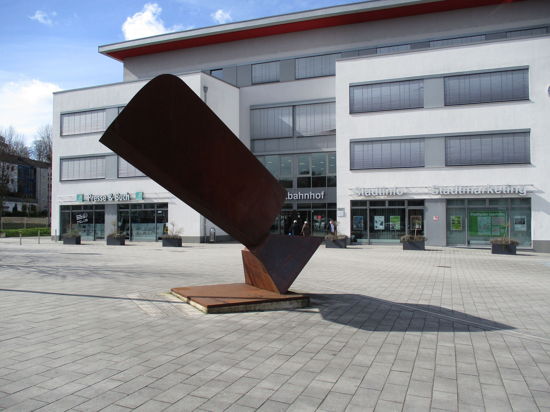 Skulptur "Großer Kopf, schwebend" (2007) von Franz Bernhard am …