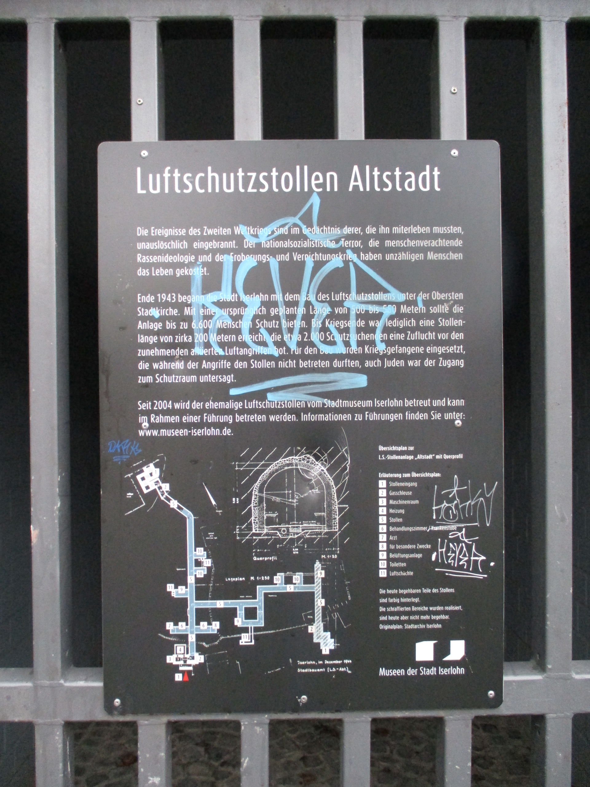 Luftschutzstollen Altstadt in Iserlohn, Schild Eingang.