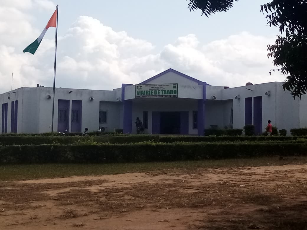 Cette image montre la mairie de Taabo en 2025, au Sud de la Côt…