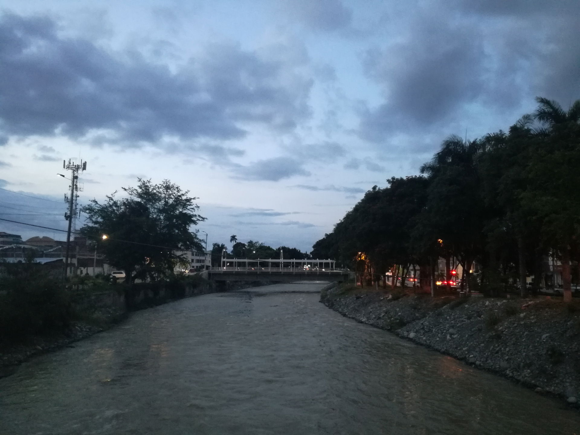 Fotografía del Río Tuluá tomada desde uno de los muchos puentes…