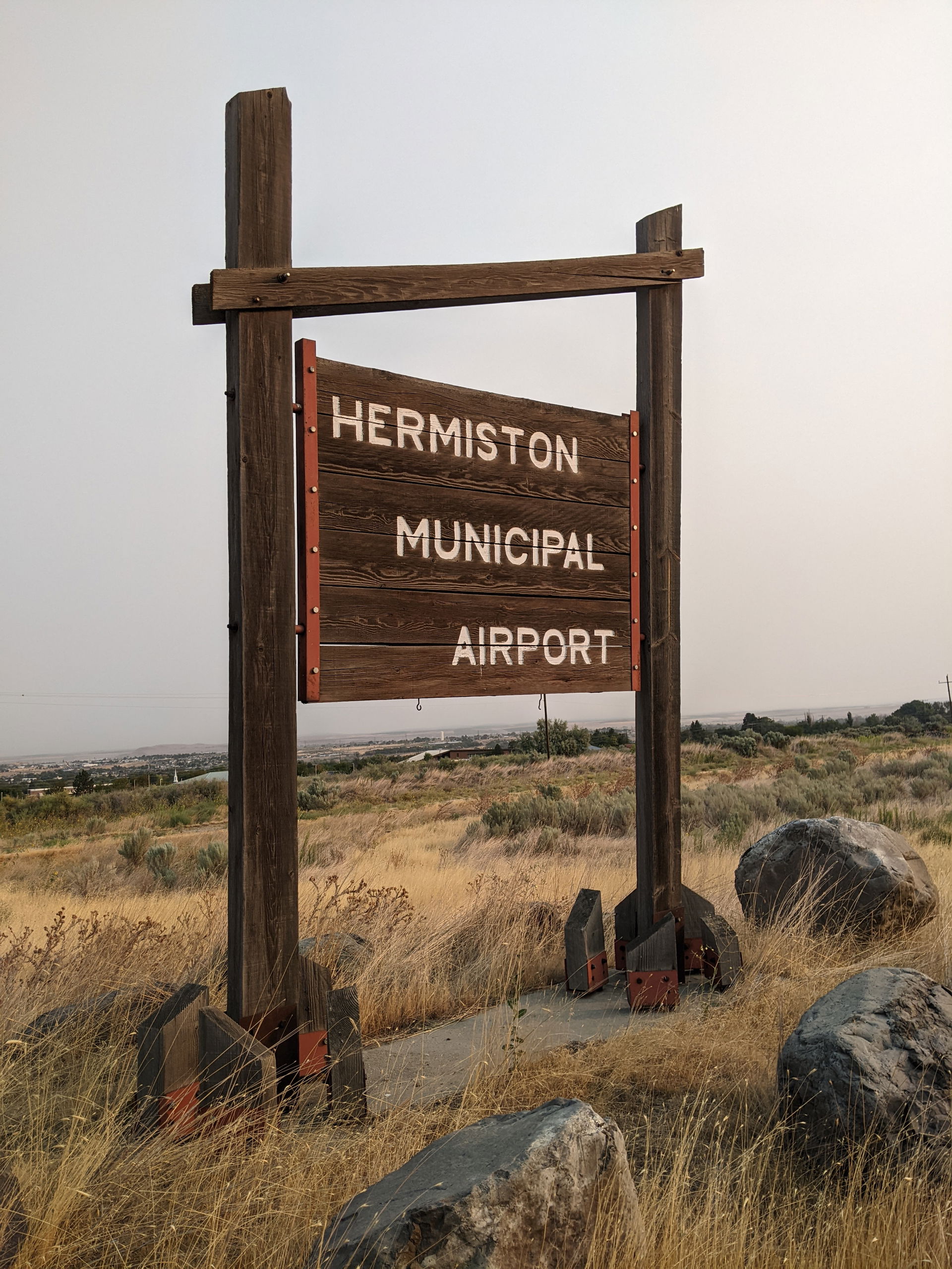 Aviso a la entrada del aeropuerto municipal de Hermiston, Oregon