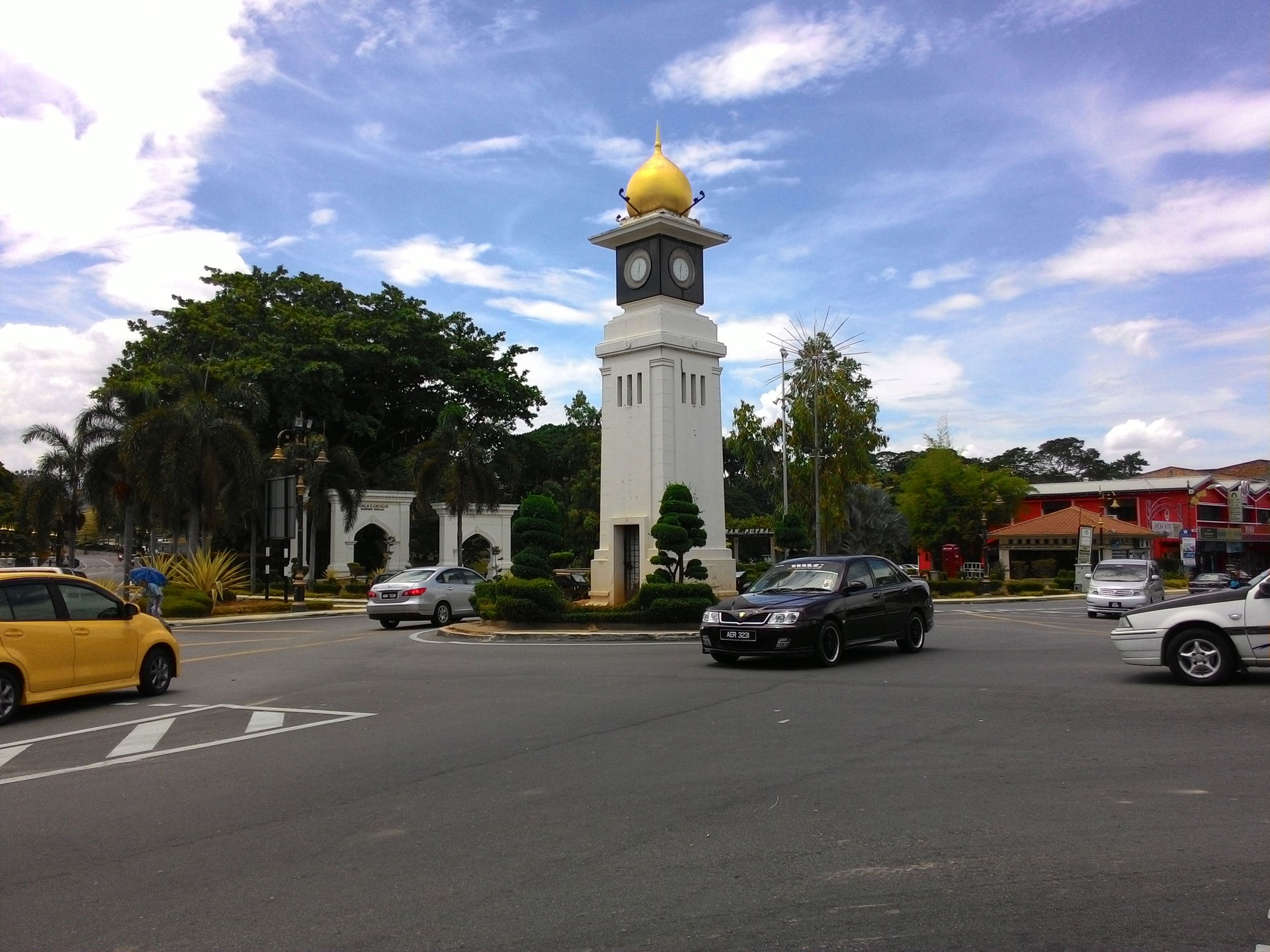 menara jam di tengah bulatan