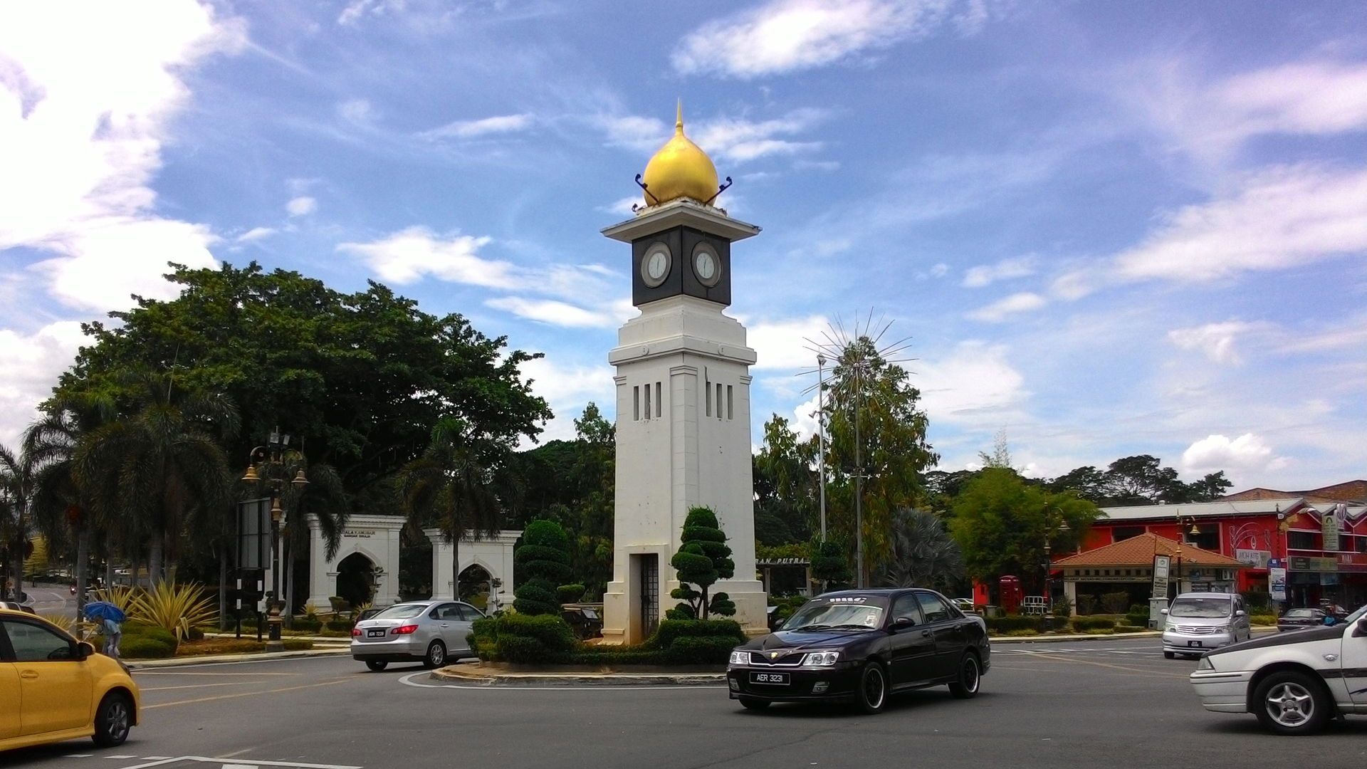 menara jam di tengah bulatan