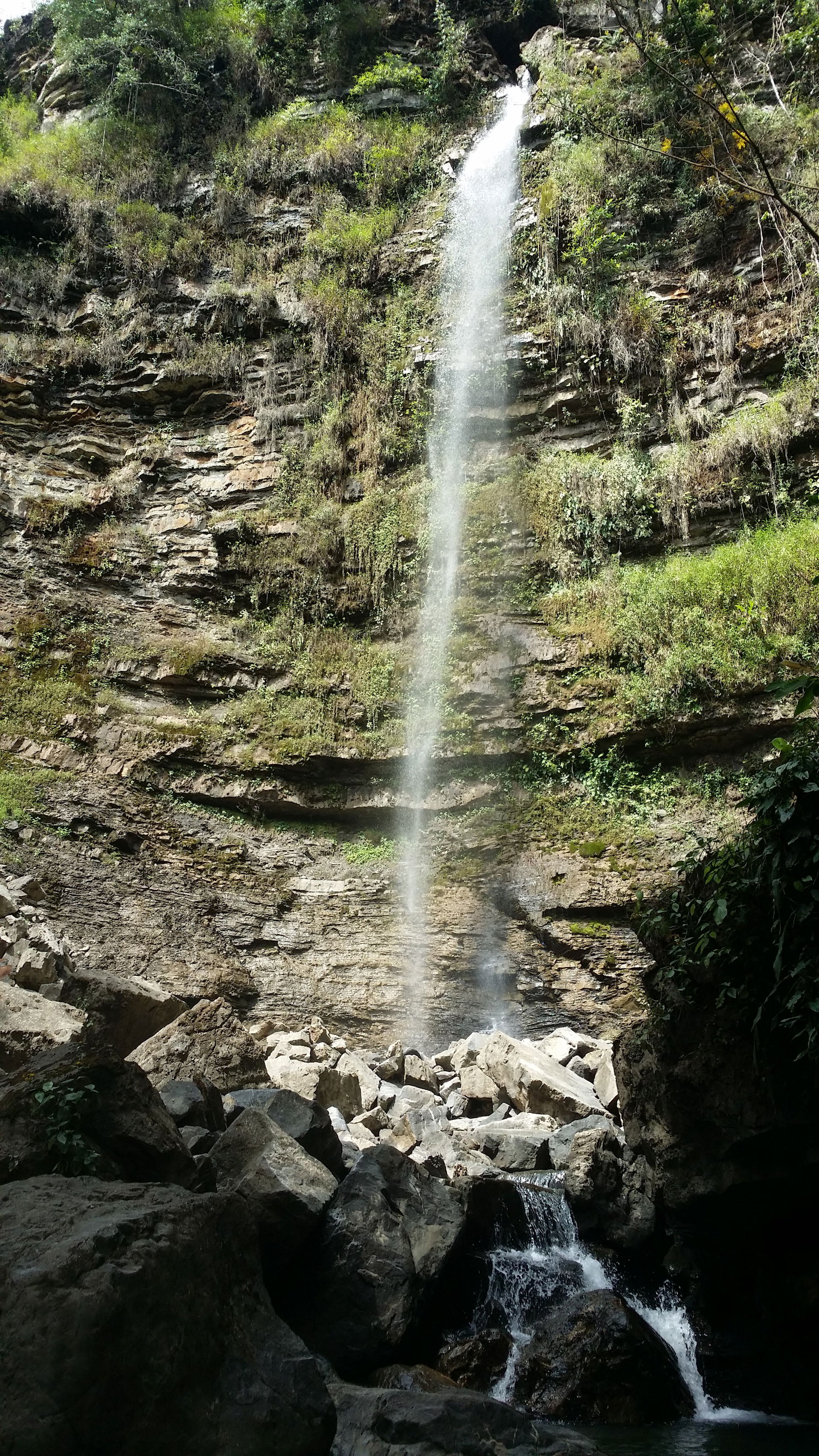 CAIDA DE AGUA DE 70 METROS DE ALTURA APROX. EN LAS MONTAÑAS DEL…
