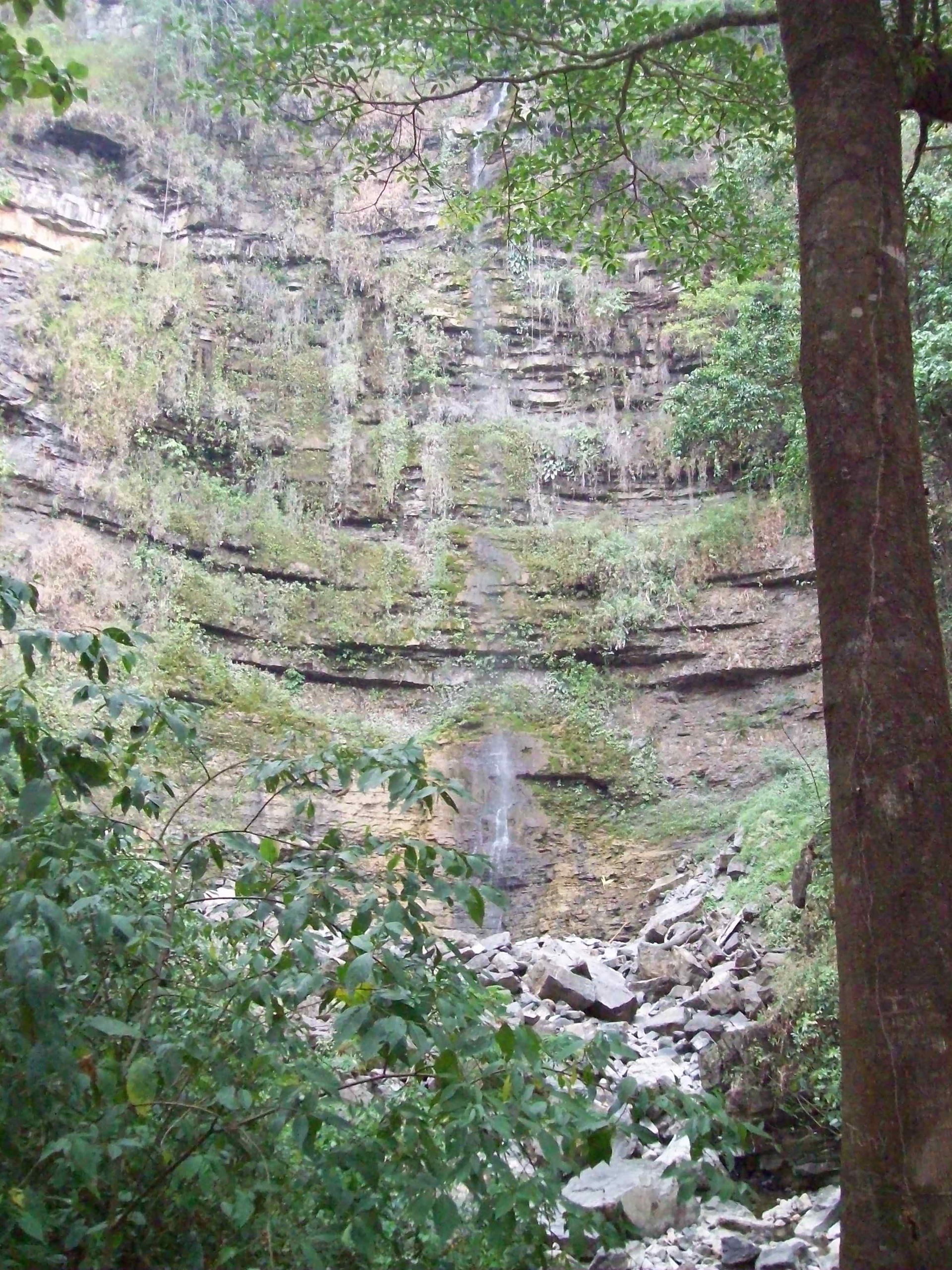 CAIDA DE AGUA DE 70 METROS DE ALTURA APROX. EN LAS MONTAÑAS DEL…