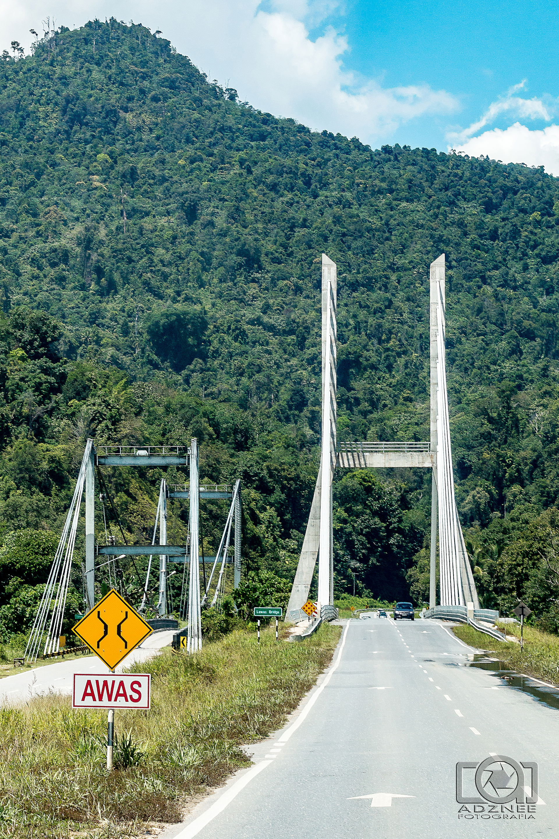 The new and old bridges crossing over Sg. Batang Lawas. The Law…