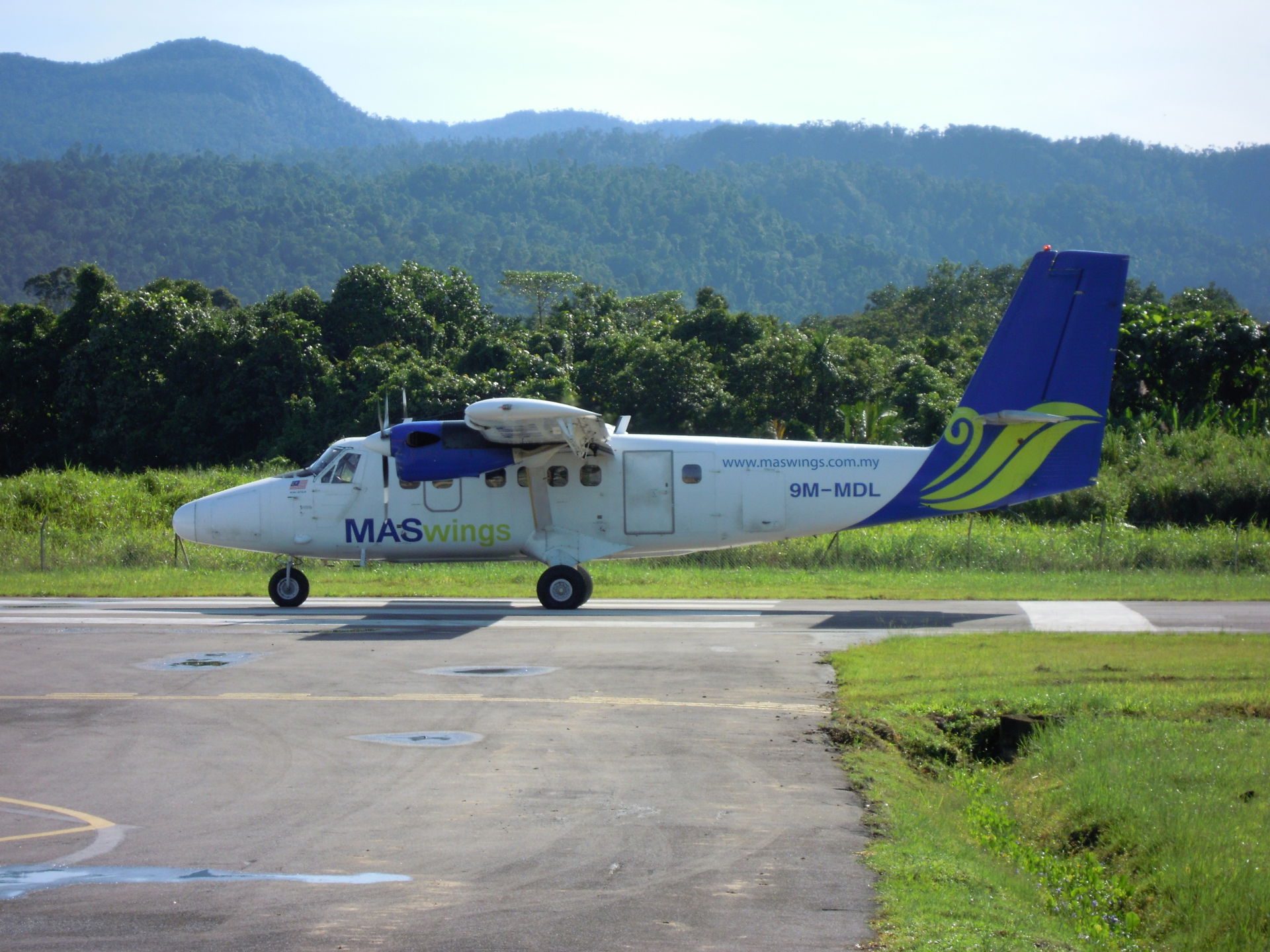 MASwings Twin Otter series 300 (MDL - now retired) spooling up …