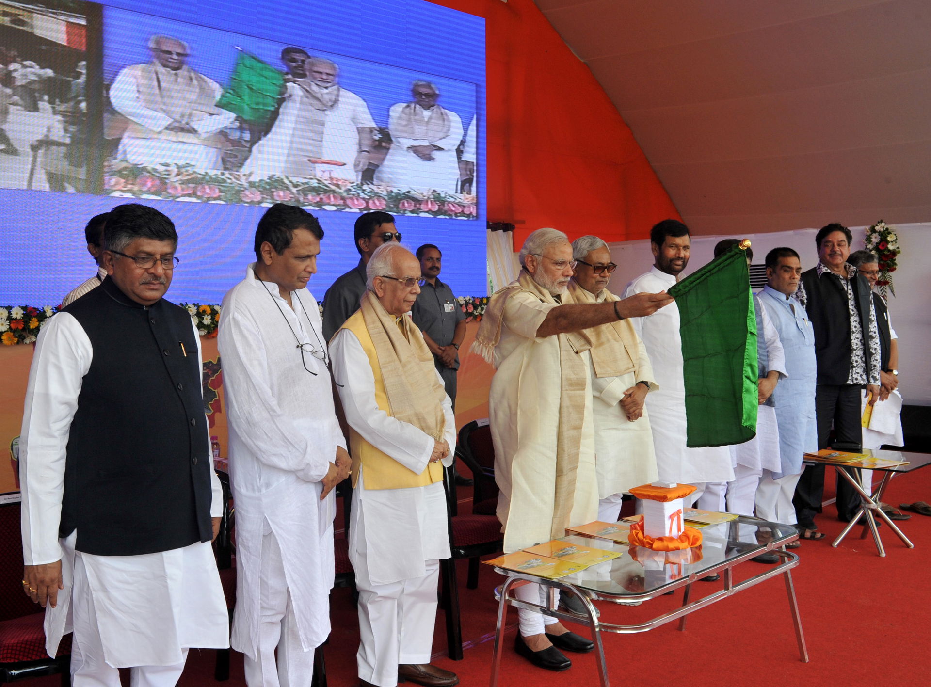 The Prime Minister, Shri Narendra Modi flagging off the Rajgir-…