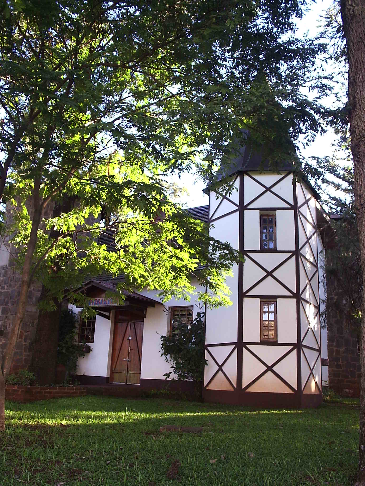 Kaufhaus, um prédio em estilo típico alemão, onde há mostra de …