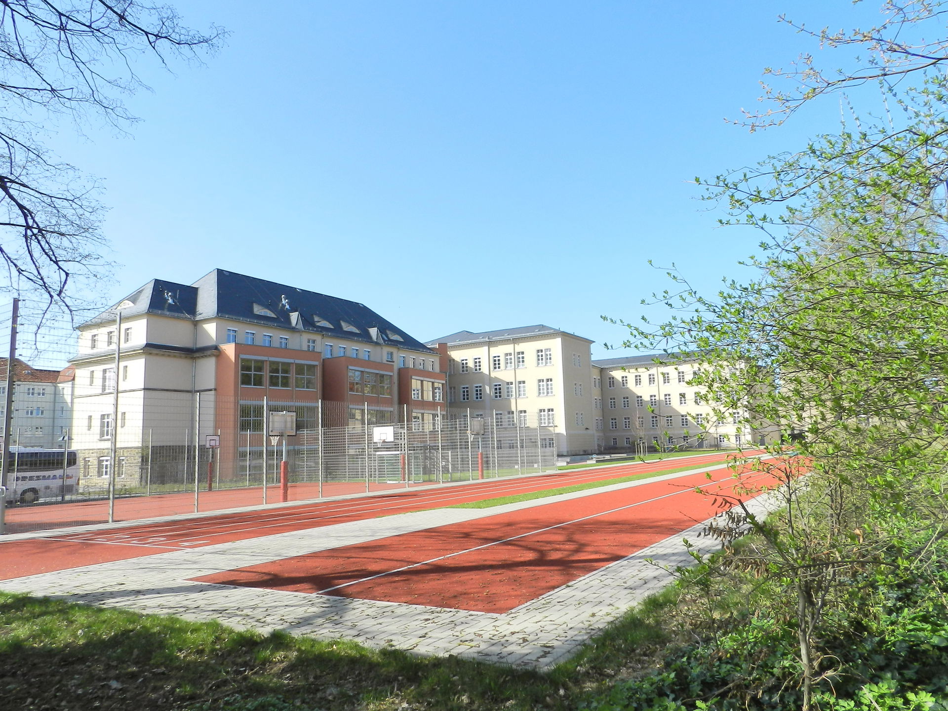Sportplatz Friedrich-Schiller-Gymnasium, Rückseite Gebäudekompl…