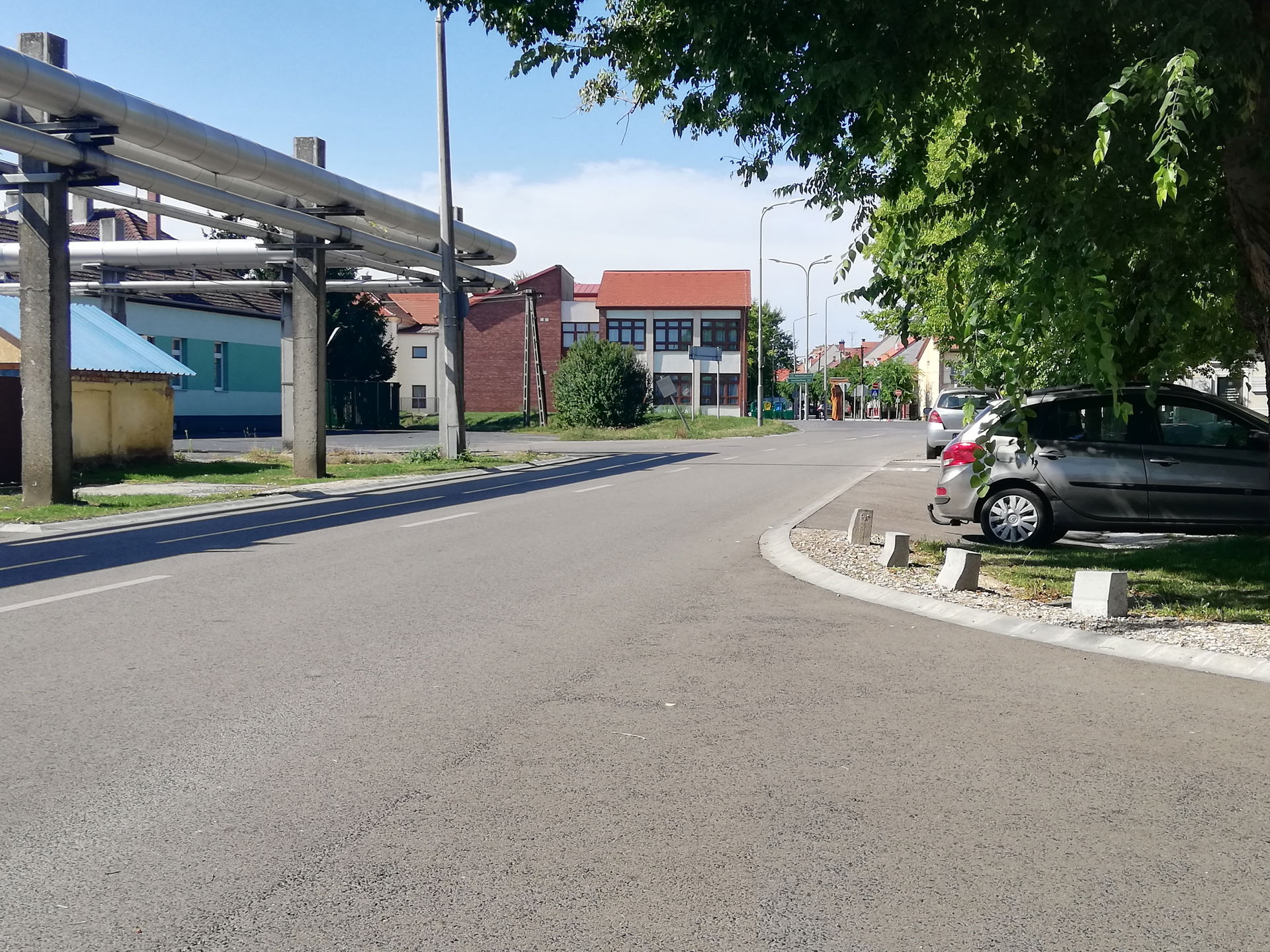 A 8512-es út Csornán a 86-os főút felé nézve
