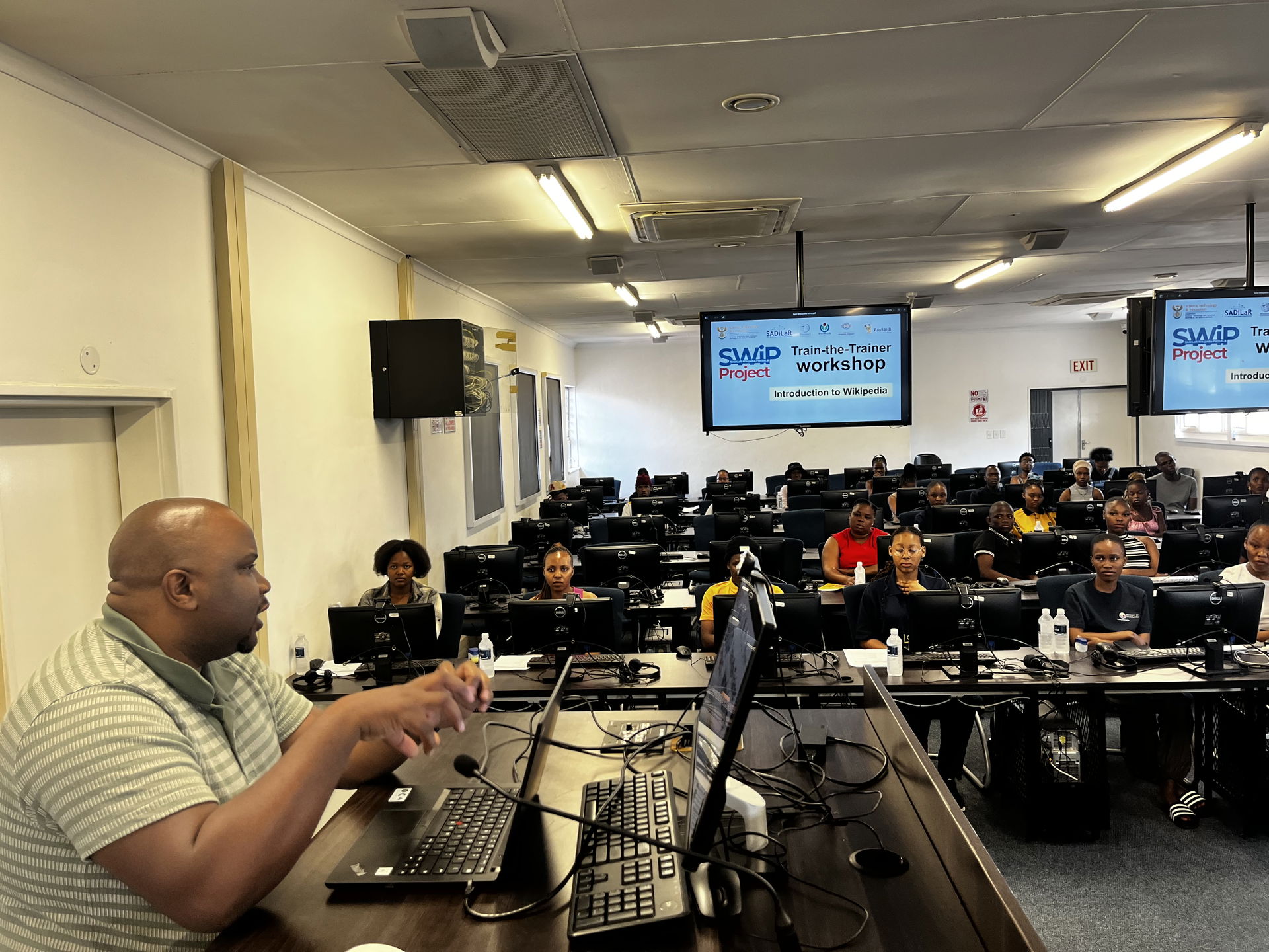 Wikimedia facilitator Mr Dumisani Ndlovu @SWiP Workshop at Univ…