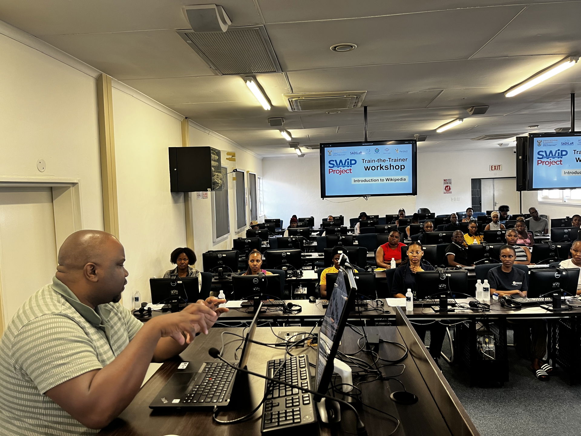 Wikimedia facilitator Mr Dumisani Ndlovu @SWiP Workshop at Univ…