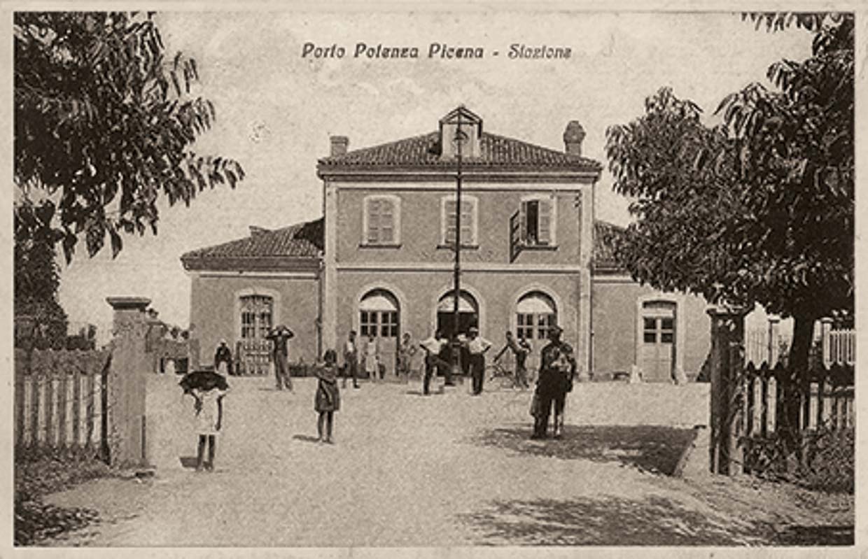 Cartolina della stazione ferroviaria di Potenza Picena-Montelup…