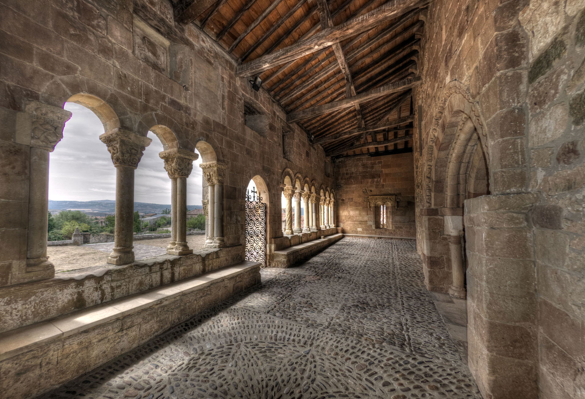 Esta iglesia de Rebolledo de la Torre (Burgos) posee una galerí…