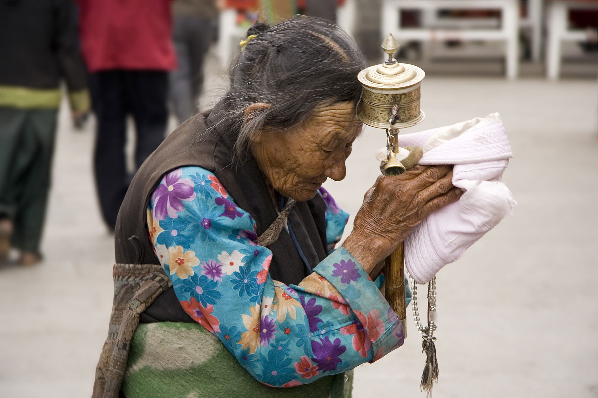 Tibet: An elderly Tibetan women holding a prayer wheel on the L…