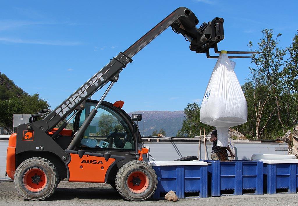 Ausa teleskoptruck (Taurulift 204 H) i bruk ved fiskeoppdrett t…