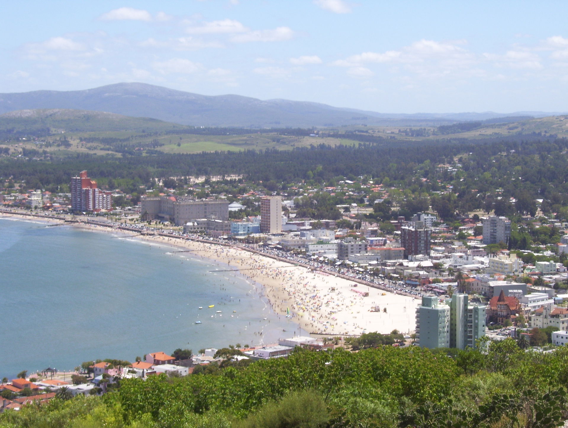 Vista general de la ciudad de Piriápolis desde el Cerro San Ant…
