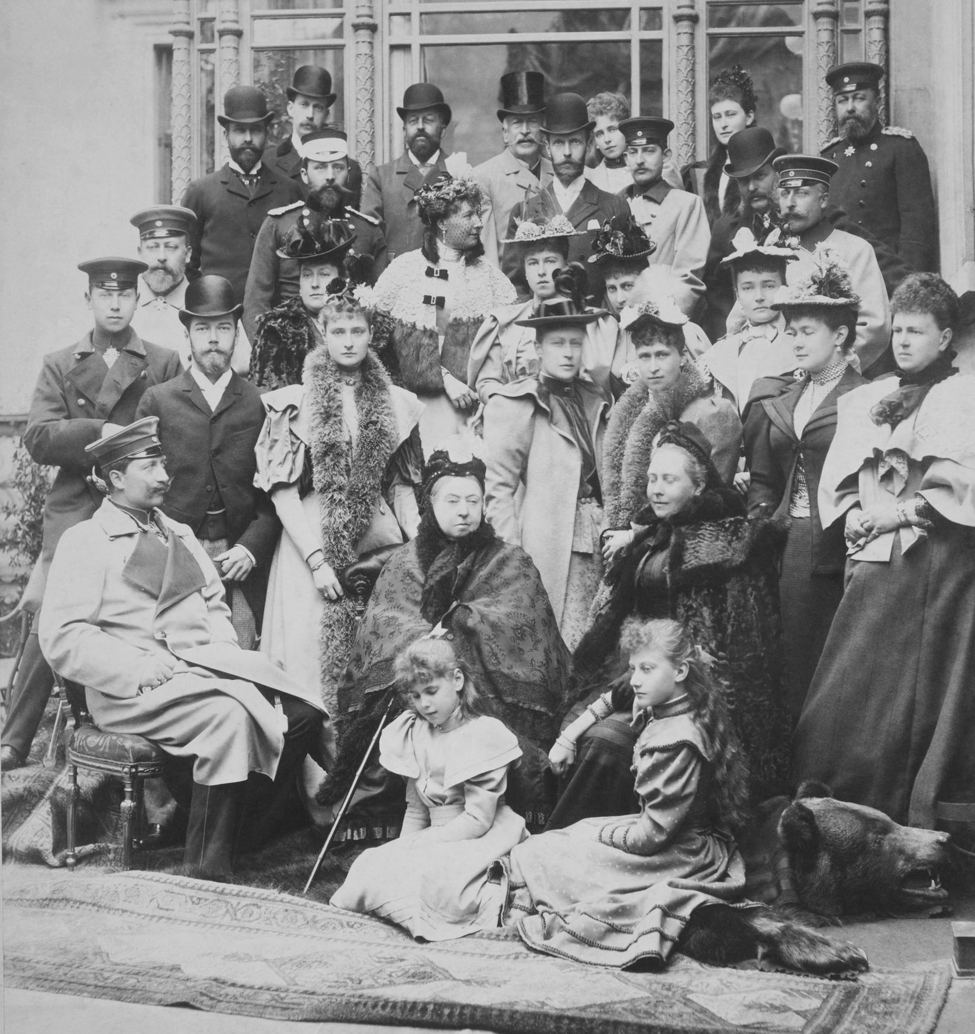 Queen Victoria surrounded by her entire family, that reigned ac…