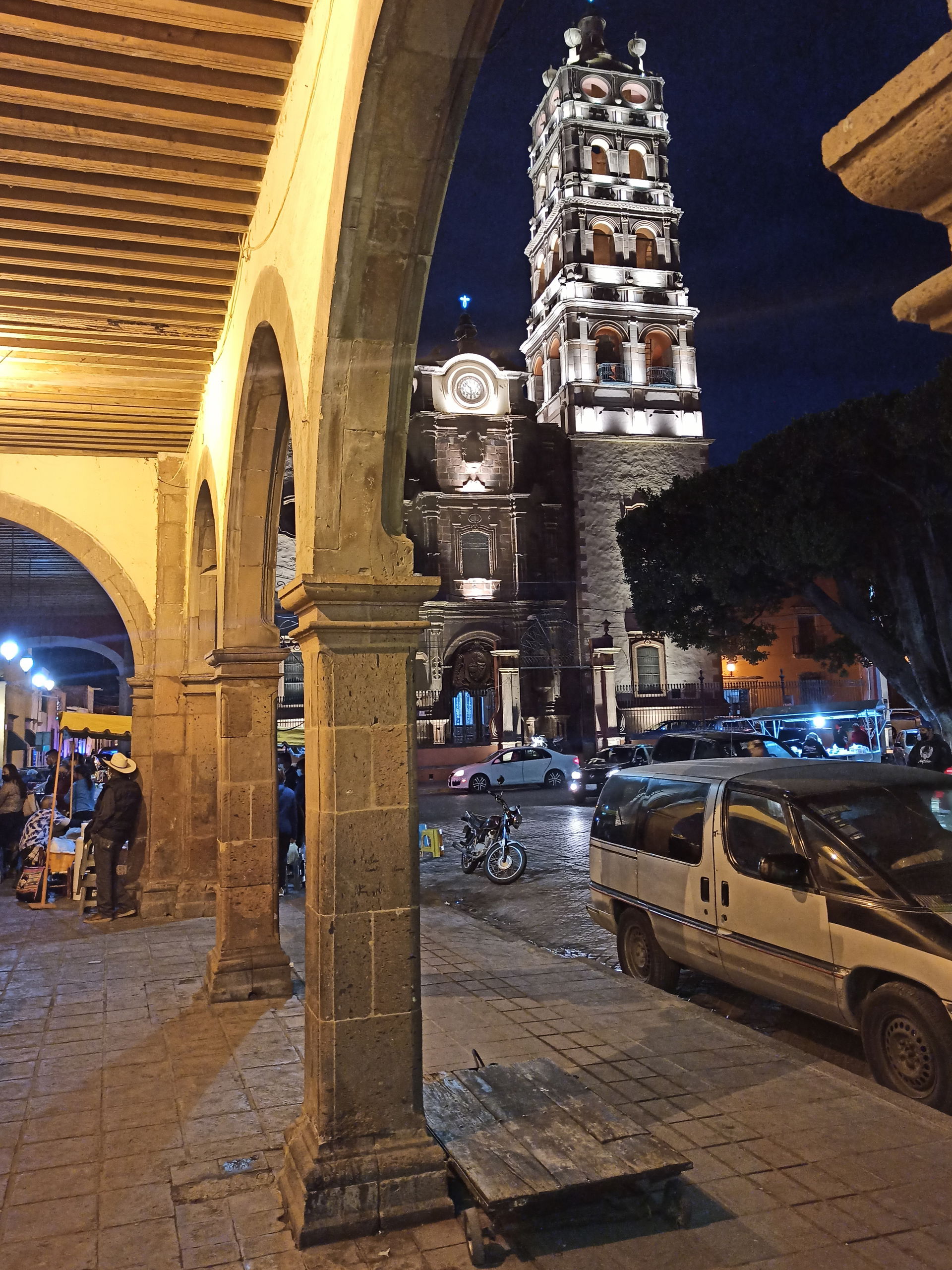 De noche por el centro histórico de Salvatierra, Guanajuato, Mé…