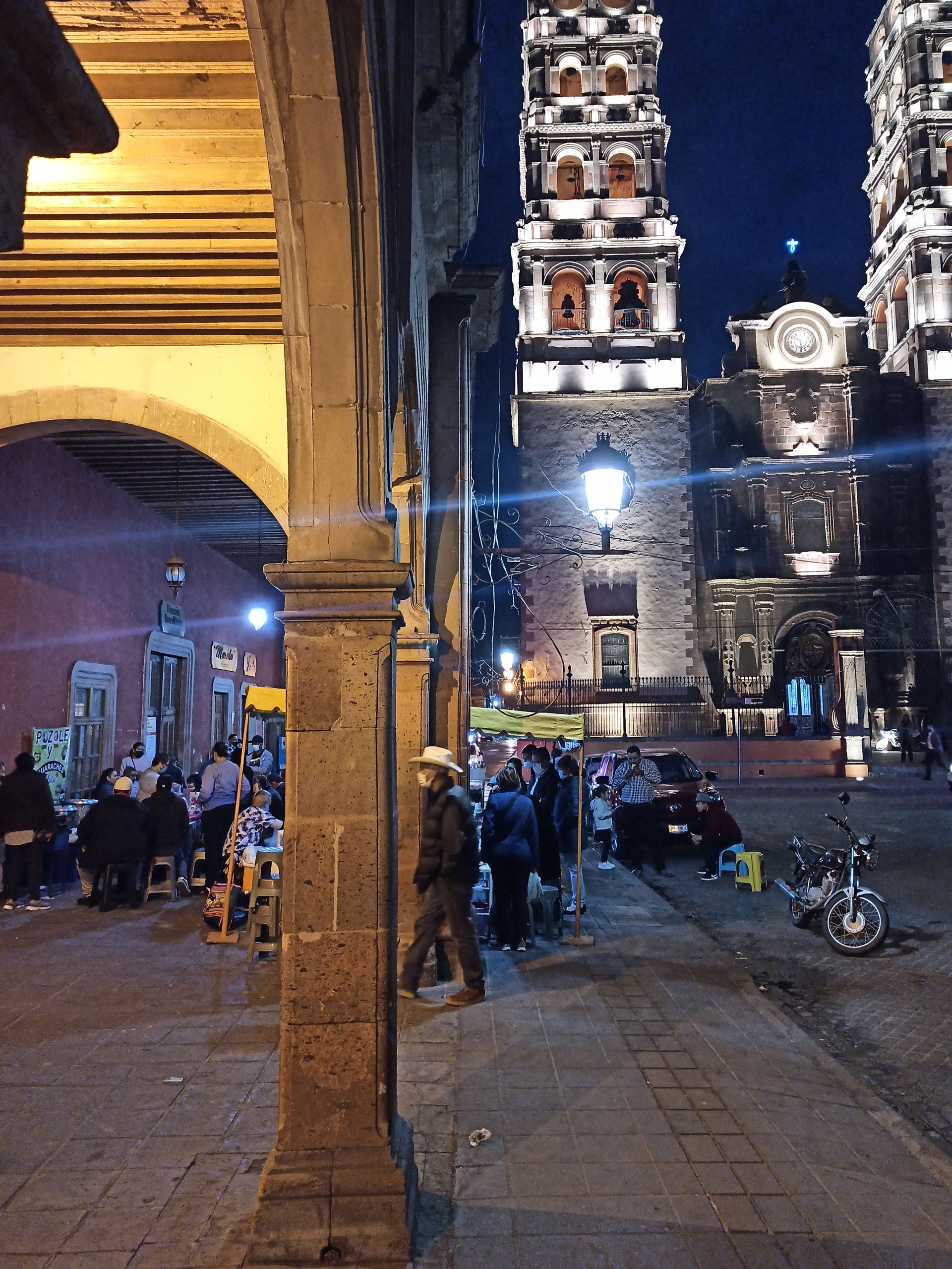 De noche por el centro histórico de Salvatierra, Guanajuato, Mé…