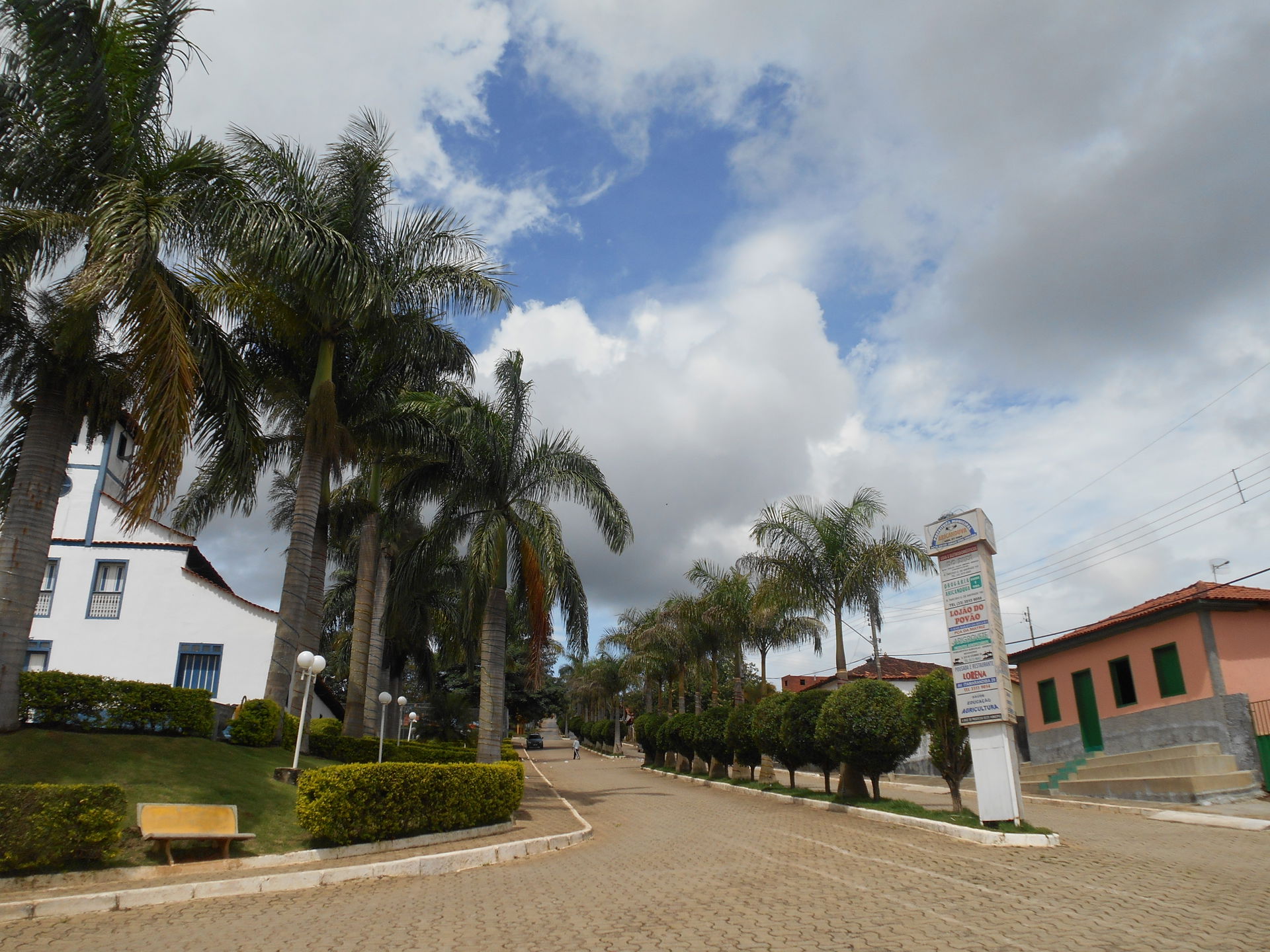 Rua Itamarandiba desembocando na Rotatória