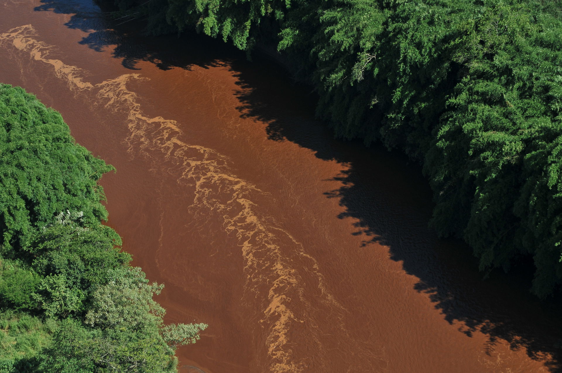 Catástrofe socioambiental provocada pelo rompimento de barragem…