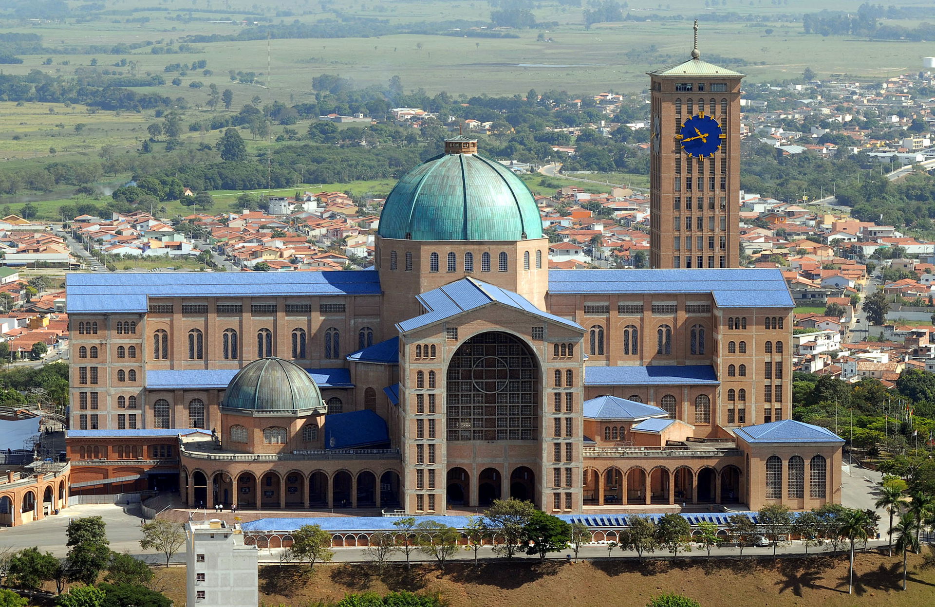 Santuário Nacional de Aparecida, localizado em Aparecida, SP - …